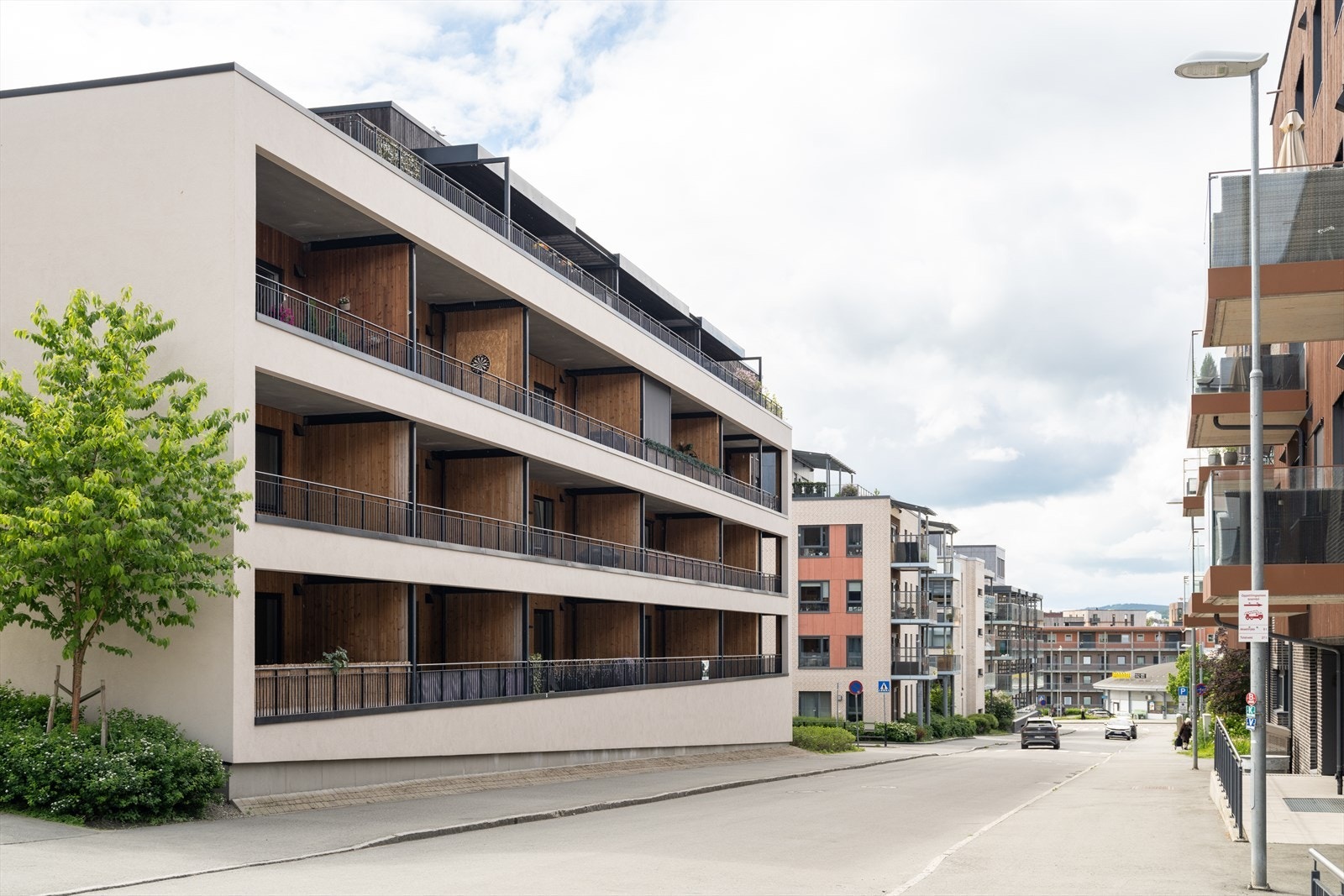 Leiligheten ligger godt plassert i høy 1. etasje med solrik balkong. Dette er leiligheten for deg som ønsker å bo sentralt, men likevel tilbaketrukket fra bykjernen. Galleribilde