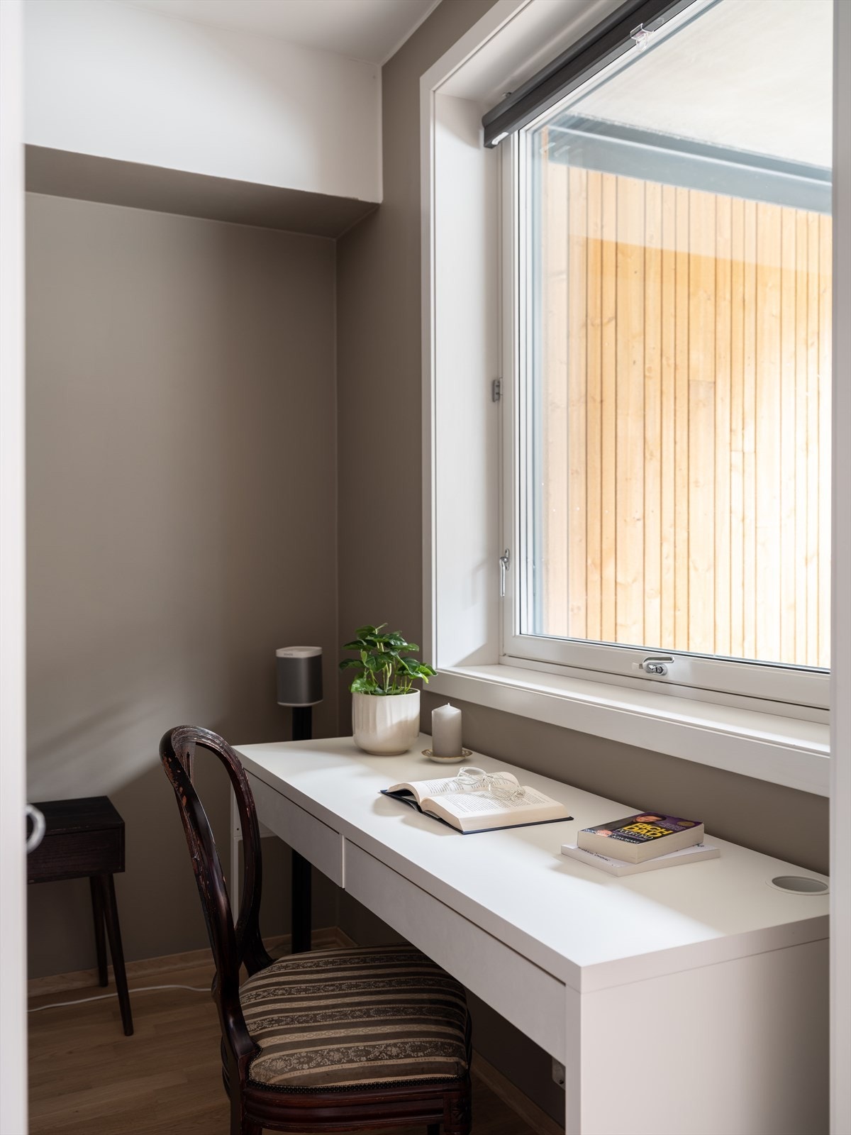Her er det godt med plass til både dobbeltseng, nattbord, skrivebord og garderobeløsning. Galleribilde