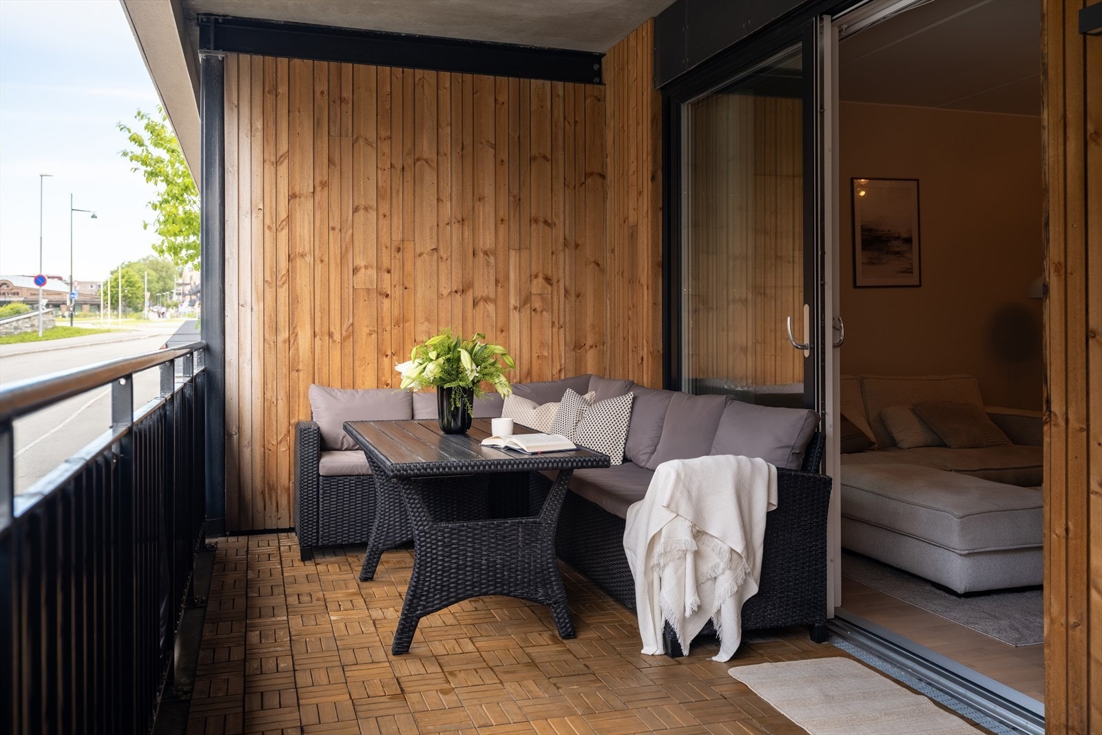 Balkongen måler 13m². Her er det godt med plass til møblering etter eget ønske. Galleribilde