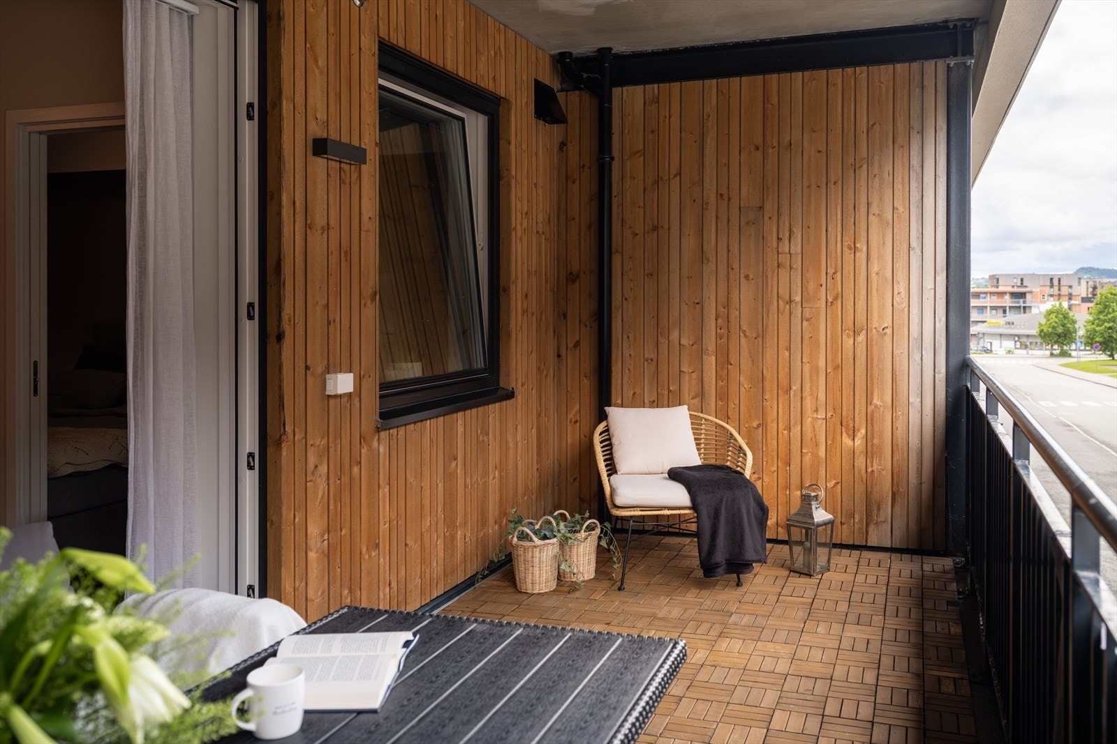 Videre er balkongen vestvendt, noe som byr på gode solforhold. Galleribilde