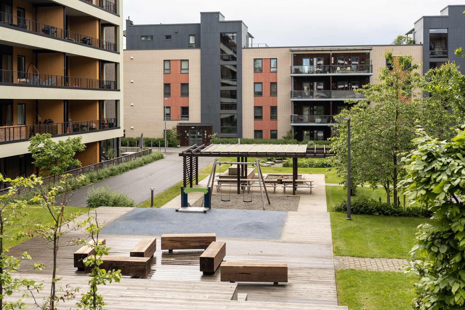 Flotte fellesareal med lekeplass for de minste og sittegrupper for de største. Videre disponerer sameiet også en felles takterrasse, felleslokale/selskapslokale til beboerne. Galleribilde