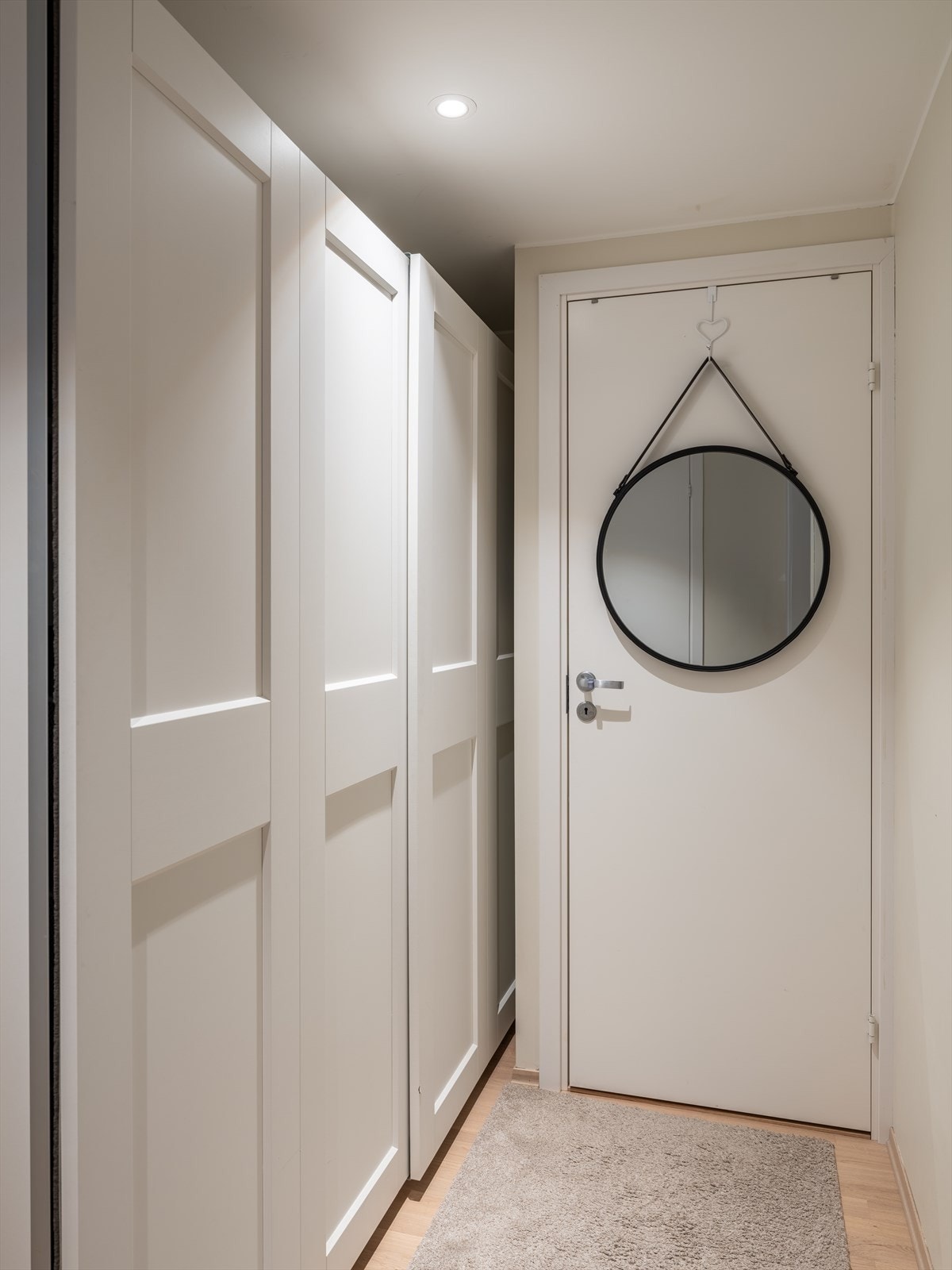Innbydende og romslig entré på 5m² innebygd skyvedørsgarderobe - perfekt for ekstra med lagringsplass. Galleribilde