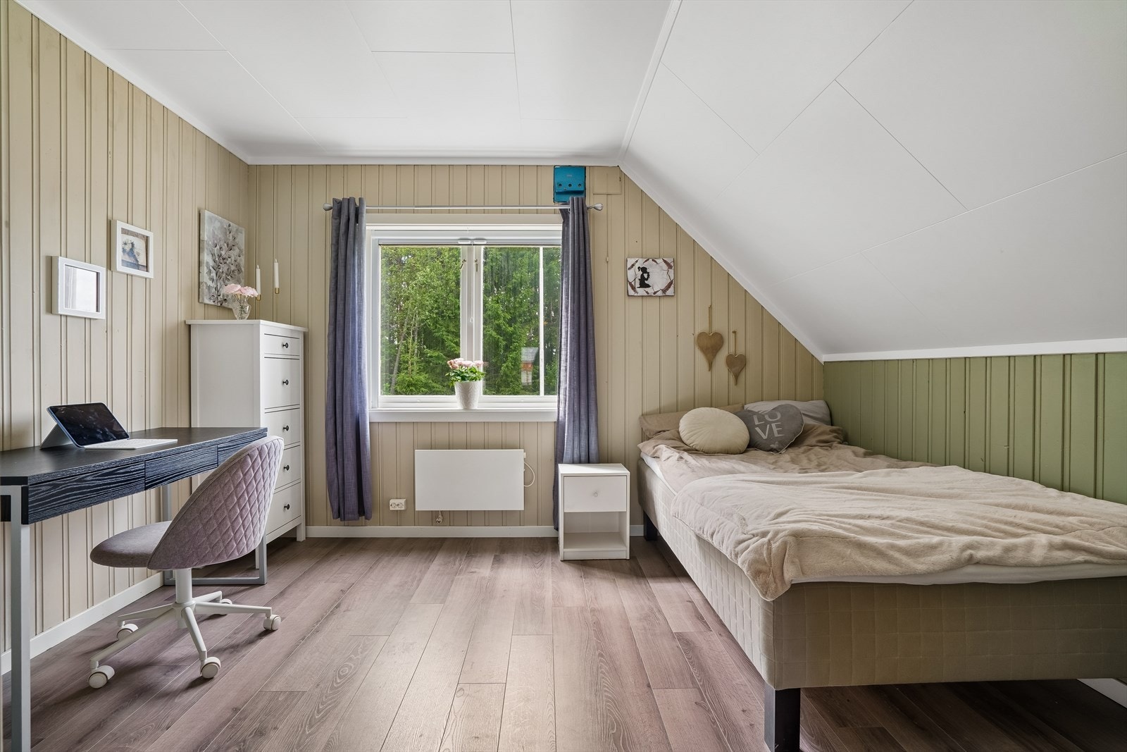 Soverom med plass til både seng og arbeidsplass. Galleribilde