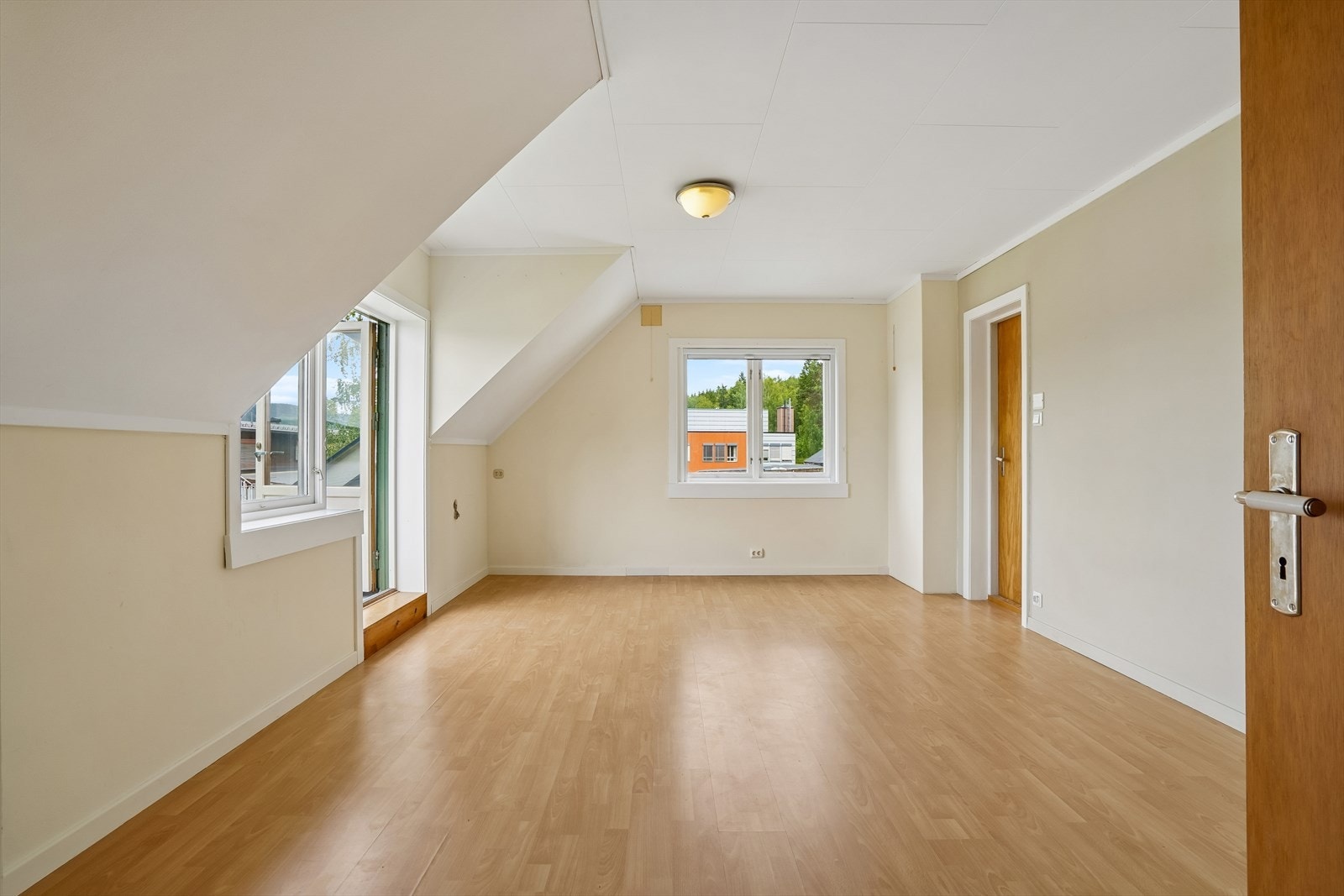 Andre etasje inneholder tre soverom og uferdige rom for bad og vaskerom. Dette rommet har en liten luftebalkong. Galleribilde