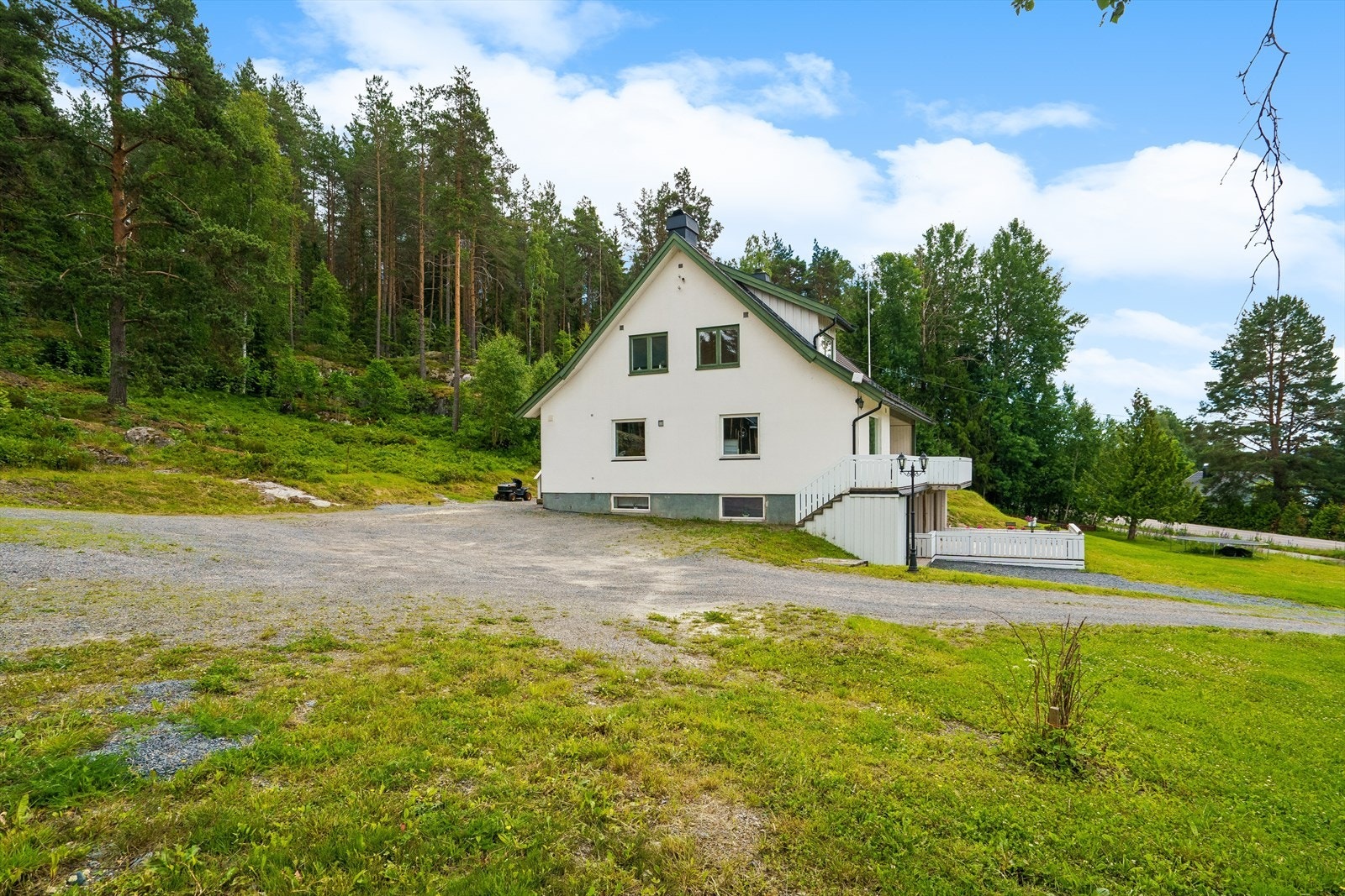 Tomten er på ca 3,5 mål og grenser til friområde med skog på baksiden. Galleribilde