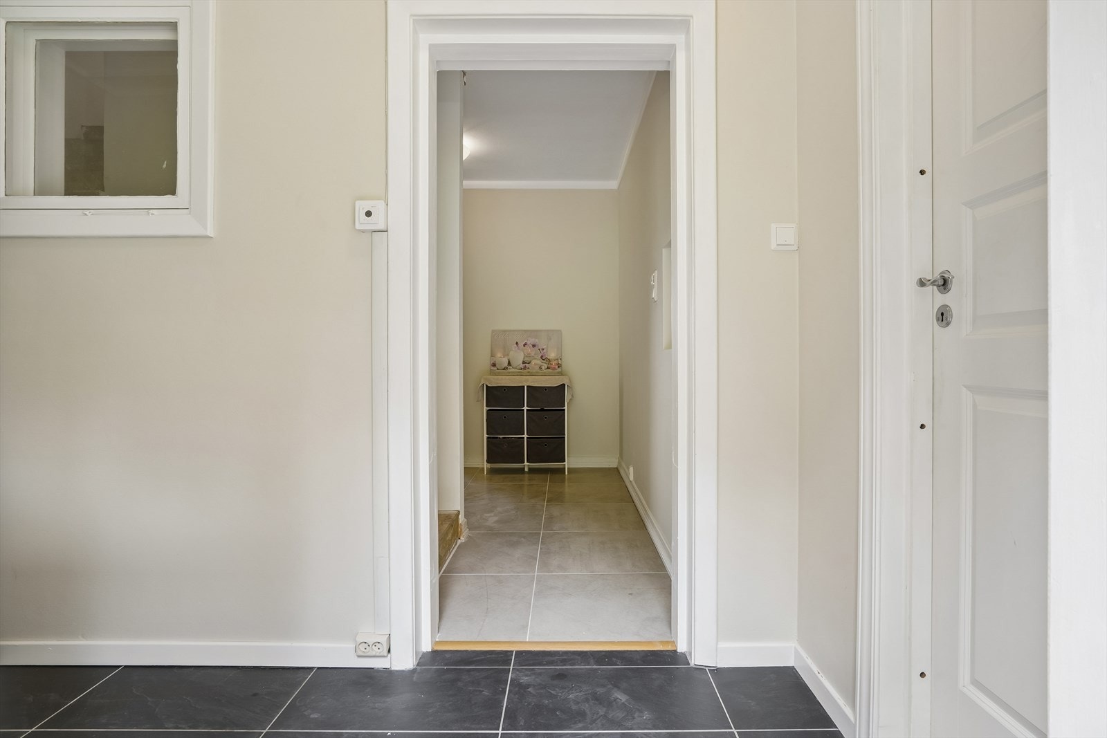 Boligen er tilbygget med entrè og og bad, og gangen ligger i den opprinnelige delen av huset. Galleribilde