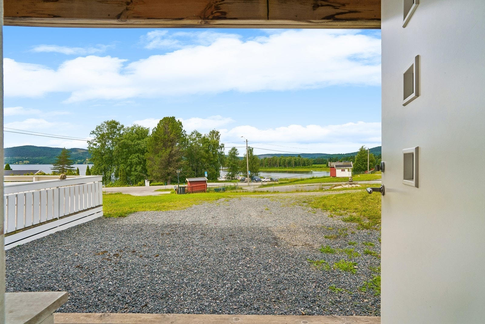 Gruslagt parkeringsplass ved inngangen i underetasjen. Galleribilde