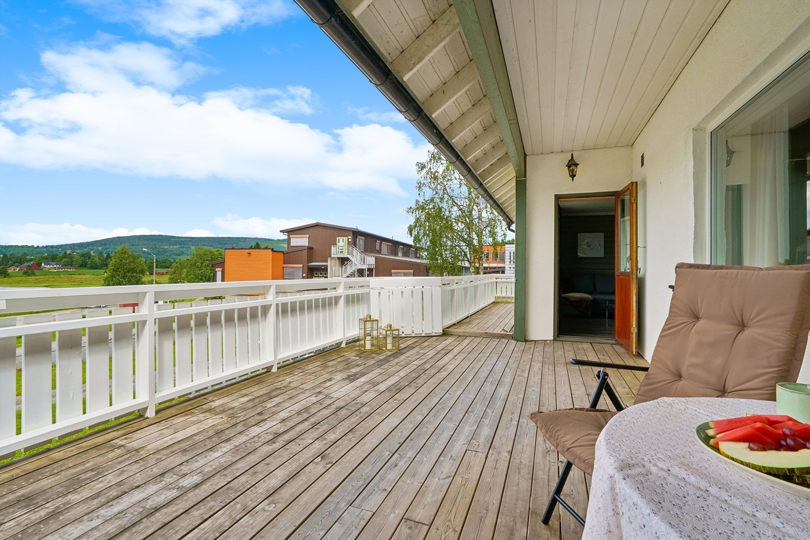 Den delvis overbygde terrasse er på 29 m², og strekker seg langs hele fasaden, med trapp på enden. Galleribilde