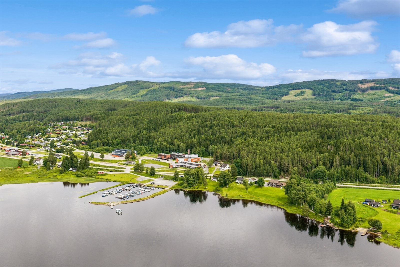 Her bor du med nærhet til både natur, båthavn og lokale servicetilbud. Galleribilde