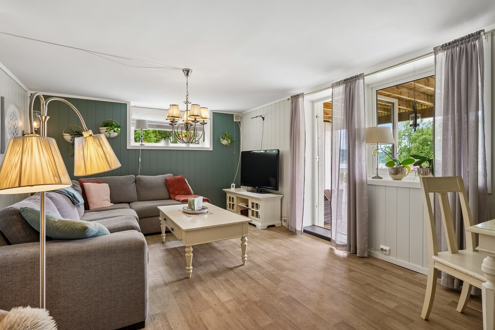 Utgang til en stor, delvis overbygd terrasse. Galleribilde