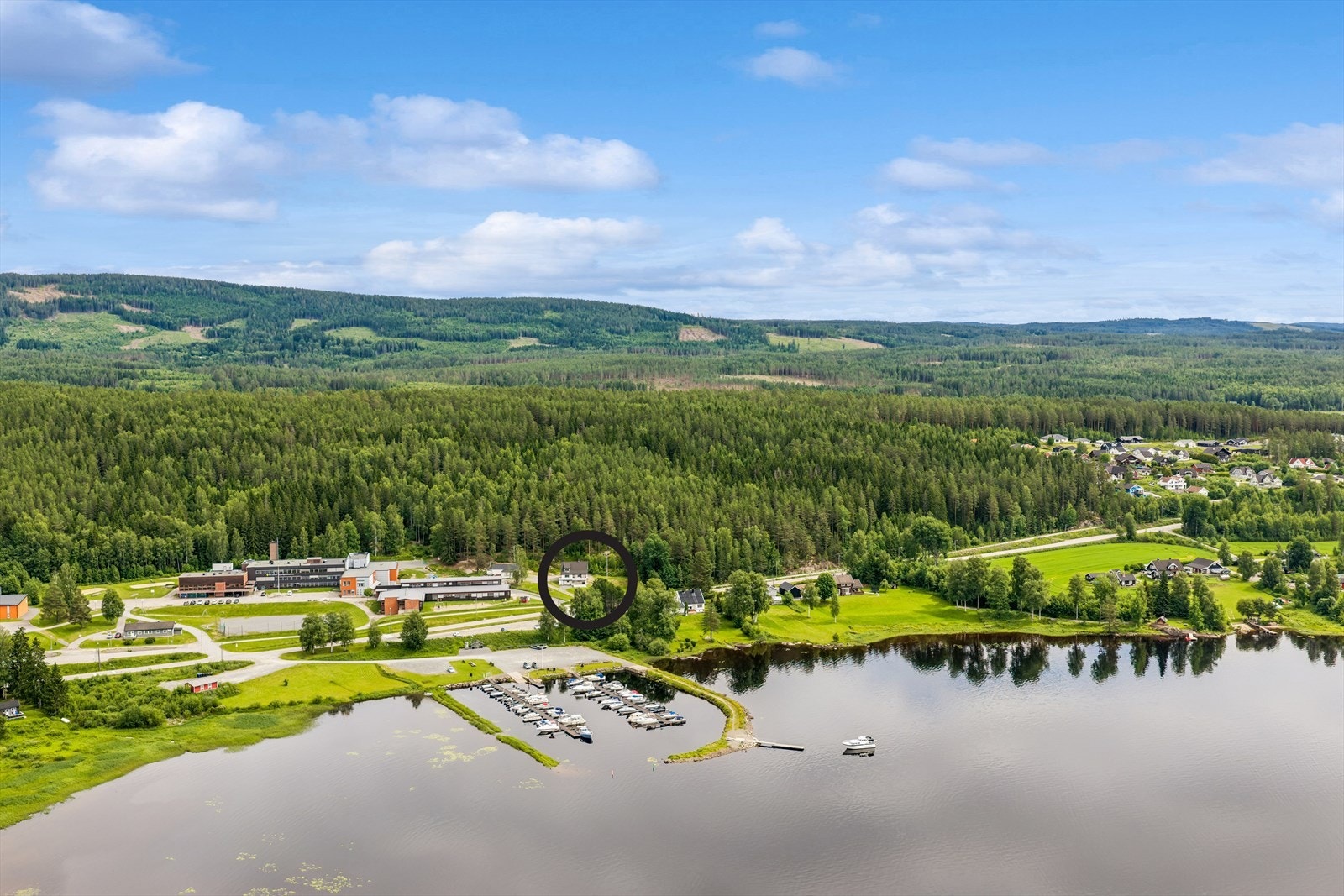 Eiendommen har en unik beliggenhet, rett ved skole, dagligvare og Storsjøen! Galleribilde