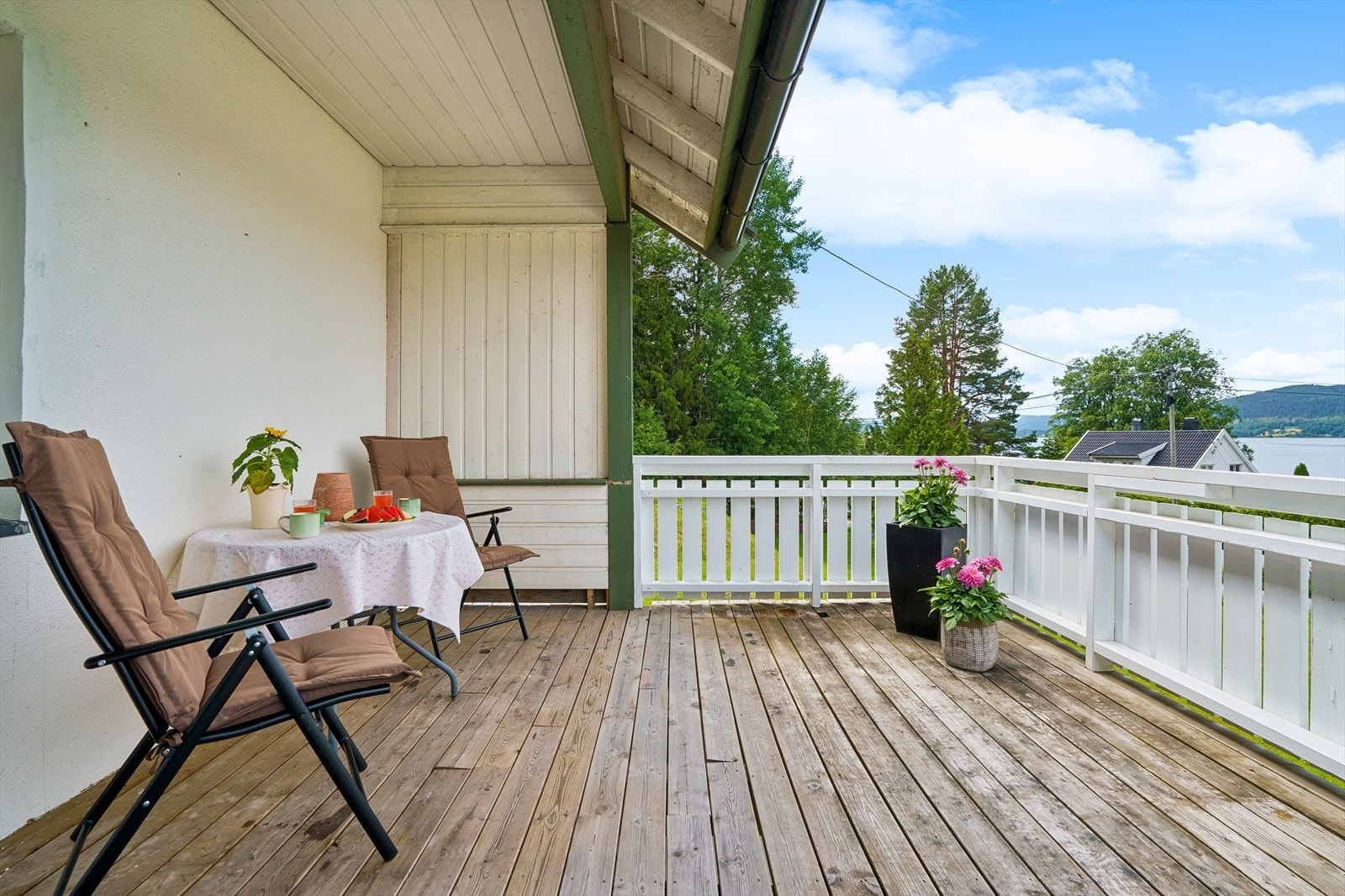 Flott utsikt til Storsjøen fra terrassen! Galleribilde
