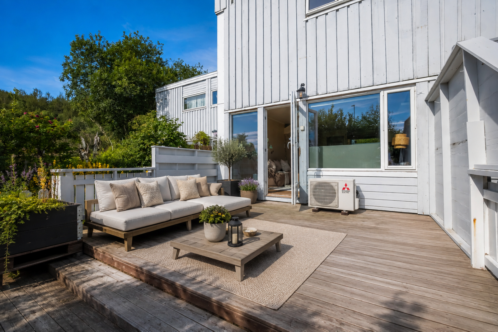 Uteplassen har god plass til utemøbler og grill. (Digitalt møblert) Galleribilde