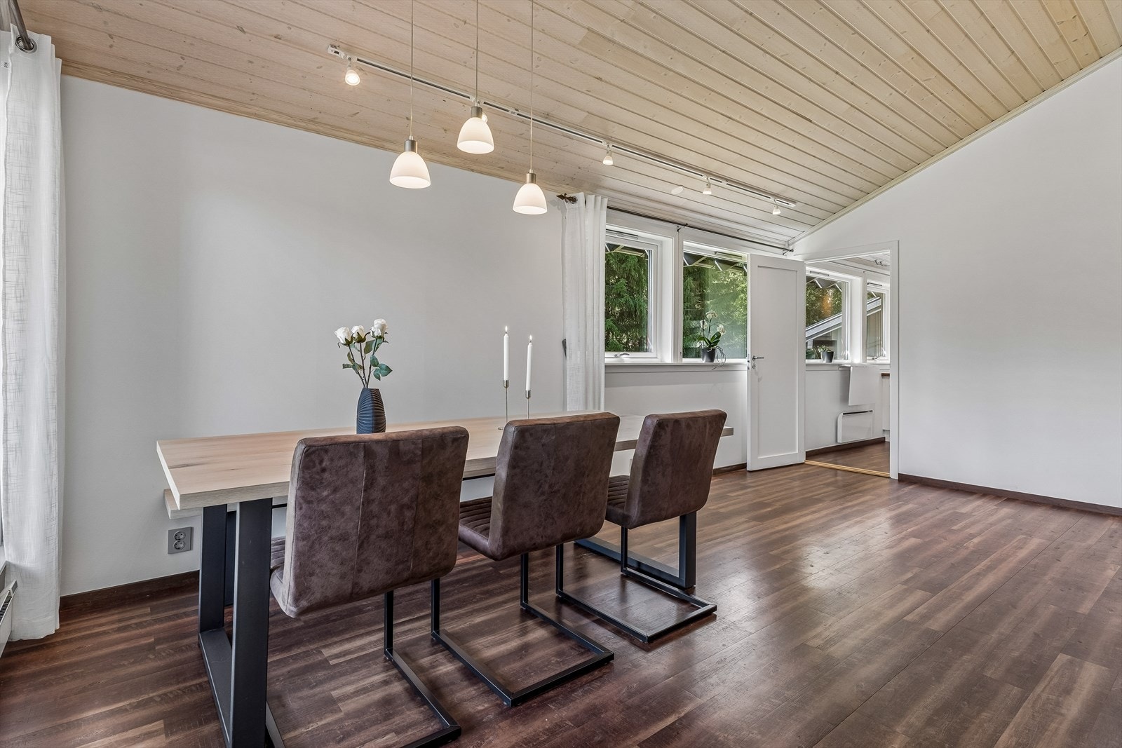 Spisestuen har god plass til langbord og er et naturlig samlingspunkt i boligen. Galleribilde