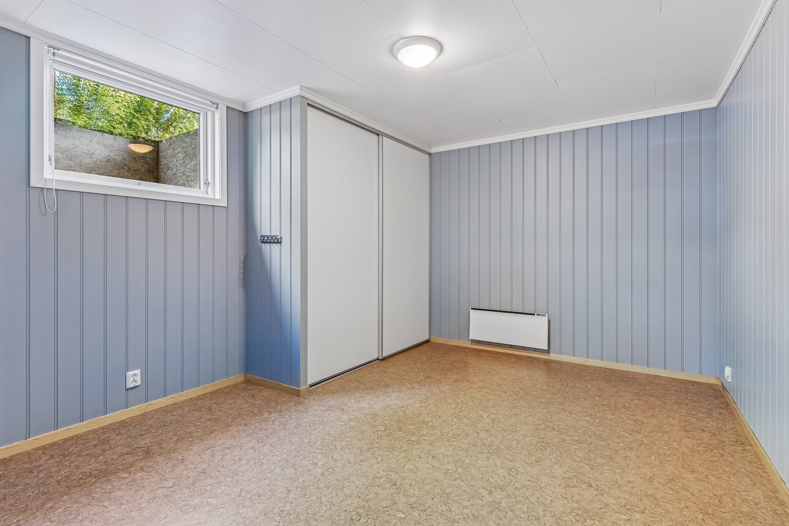 Soverom med plassbygget garderobeløsning. Galleribilde