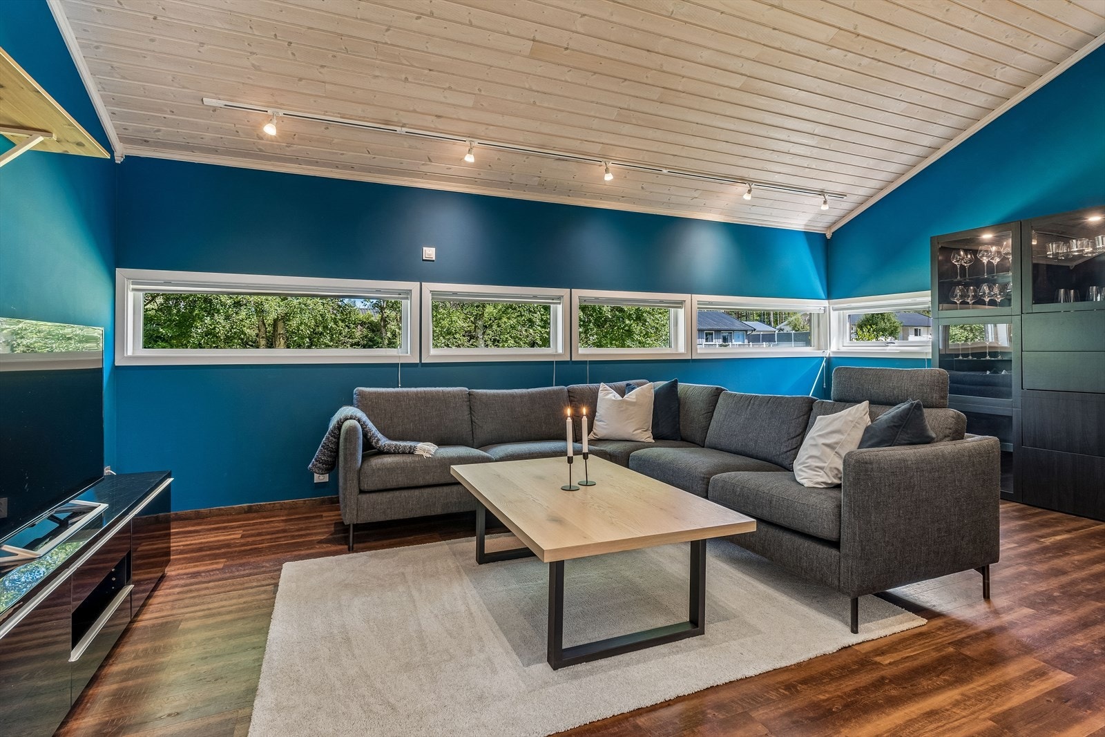 Stuen har plass til en romslig sofagruppe for hyggelige kvelder. Galleribilde