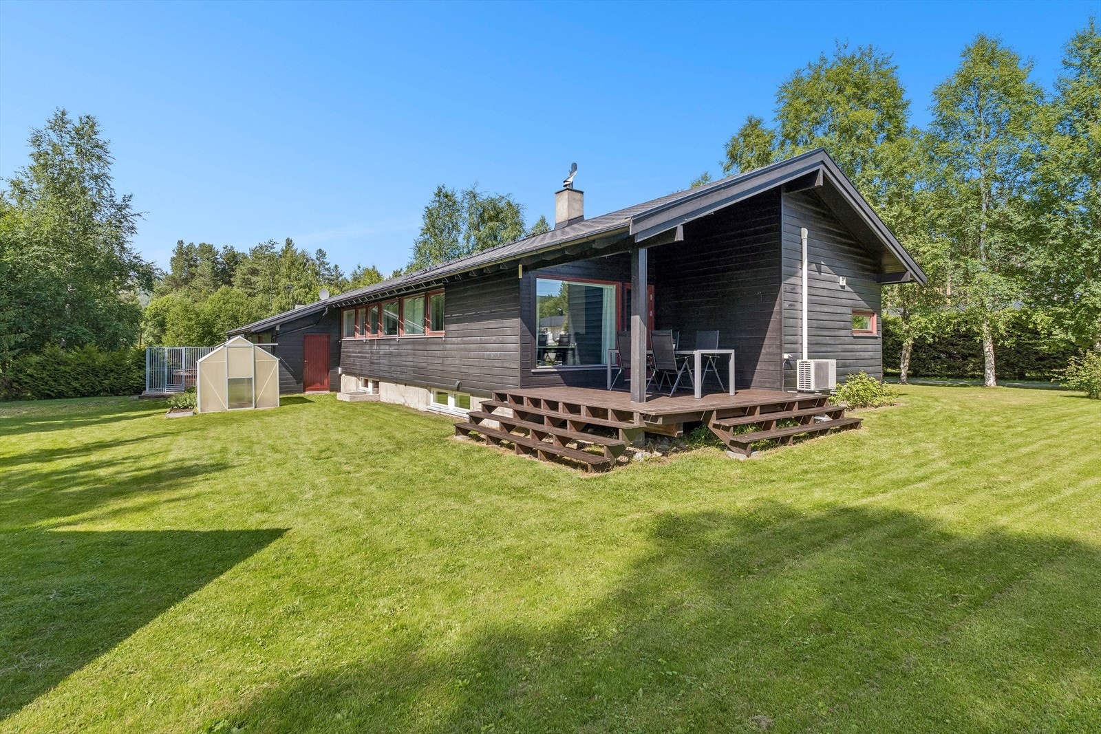 Store plenarealer rundt boligen. Overbygd terrasse Galleribilde