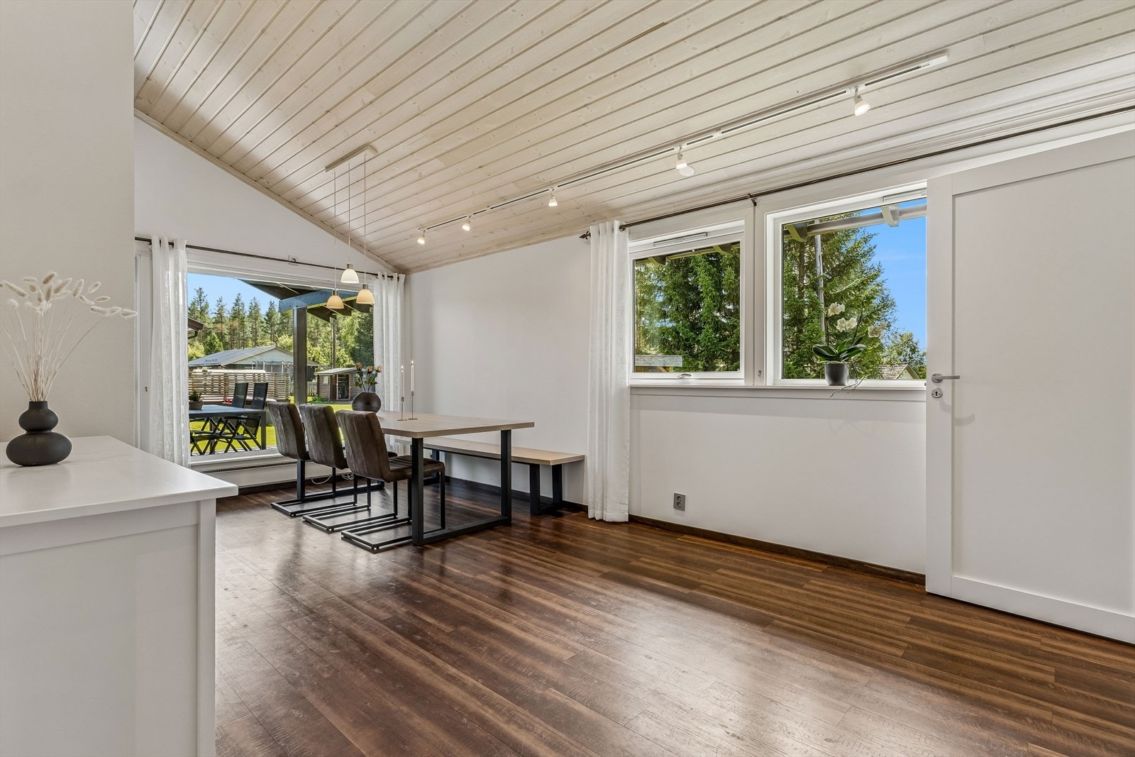 Fra spisestuen er det direkte utgang til en overbygget terrasse. Boligen har to terrasser på til sammen 27 m². Galleribilde