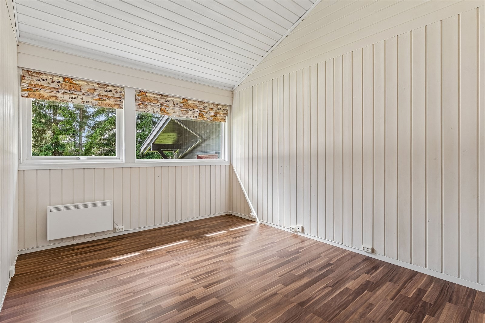 Soverom i første etasje med panel på vegger og i tak. Galleribilde