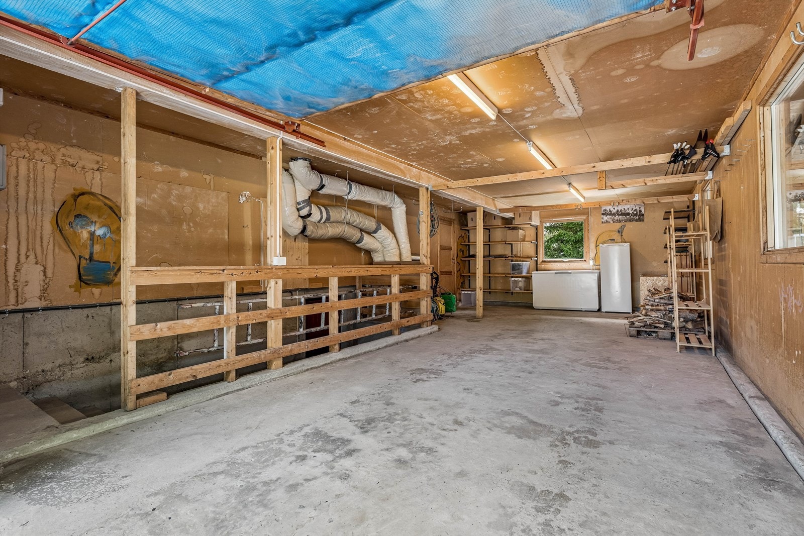 Integrert garasje på 47 m² med direkte inngang til boligens kjeller via en sluse. Galleribilde