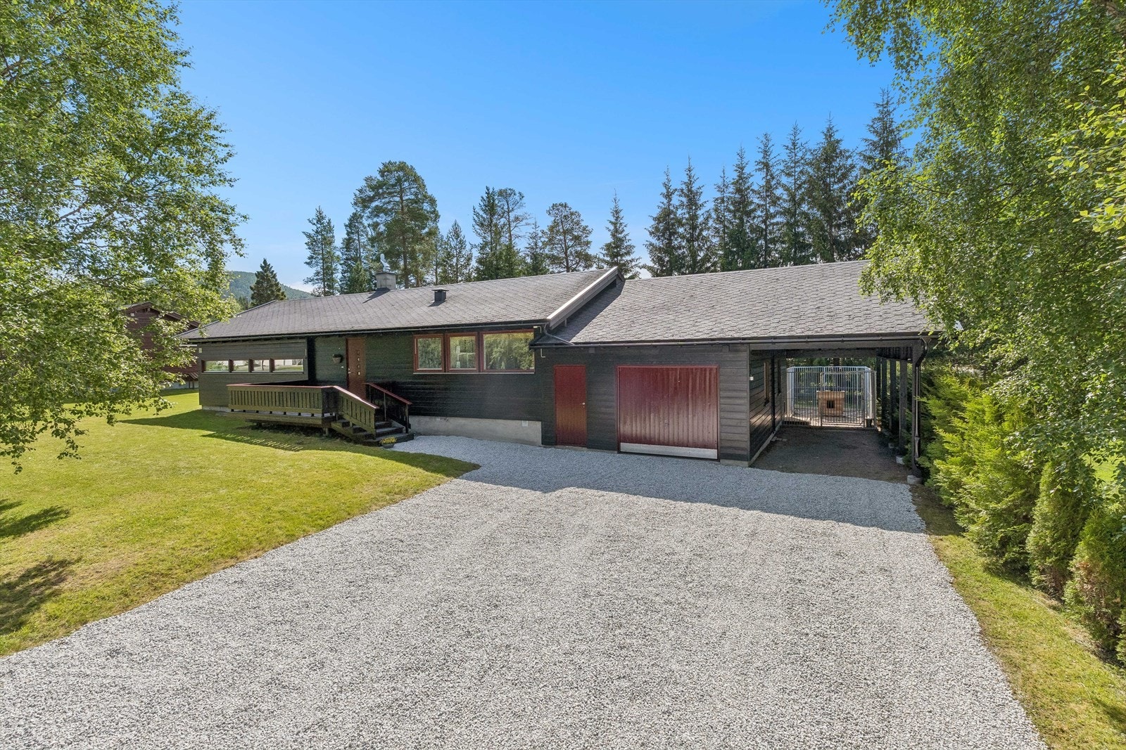 Velkommen til Telnesmoen 20! - Gruset innkjørsel med carport på ca. 29 m² og integrert garasje. Galleribilde