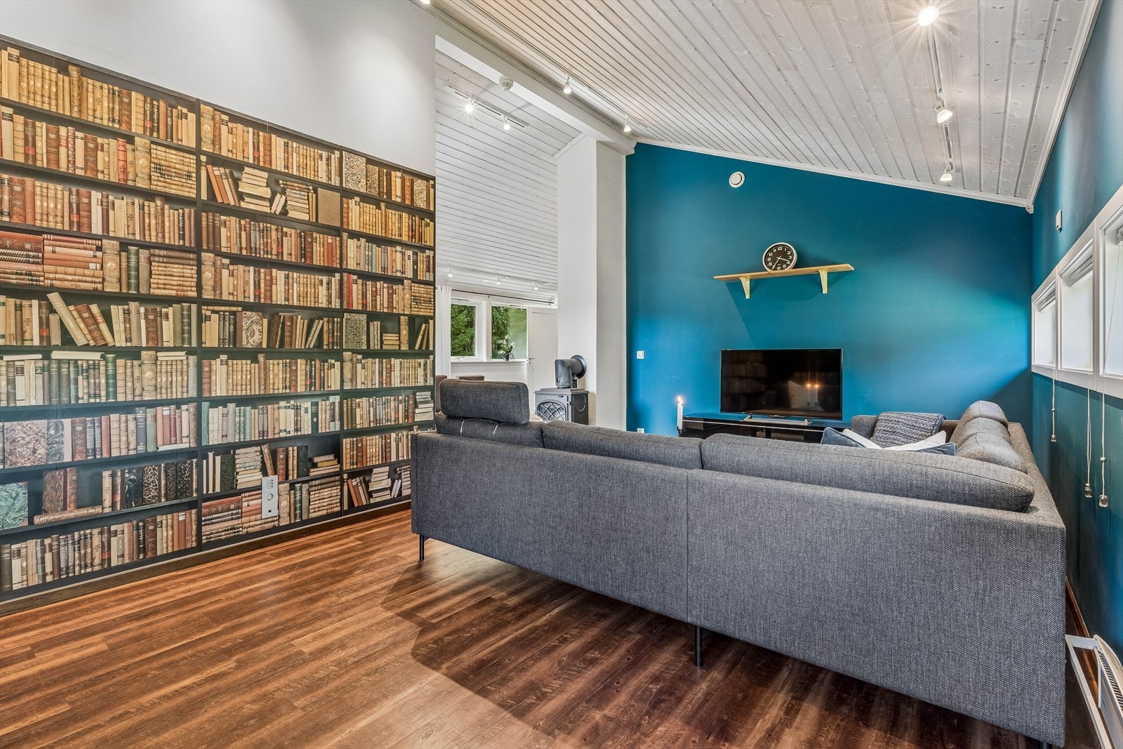 Gjennomgående gulv av klikkvinyl og laminat i første etasje. Galleribilde