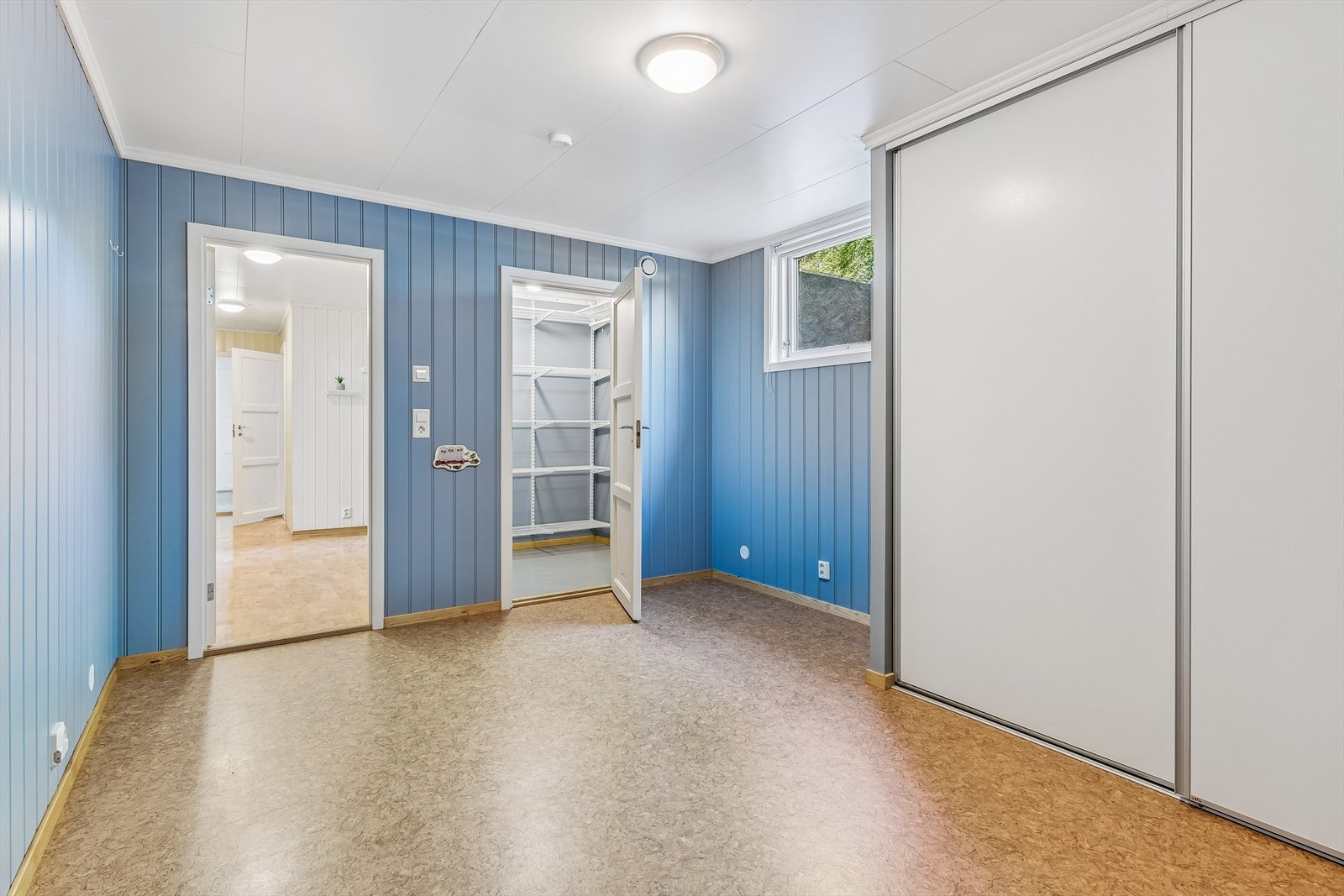 Soverommet er tilknyttet garderobe for effektiv oppbevaring. Galleribilde