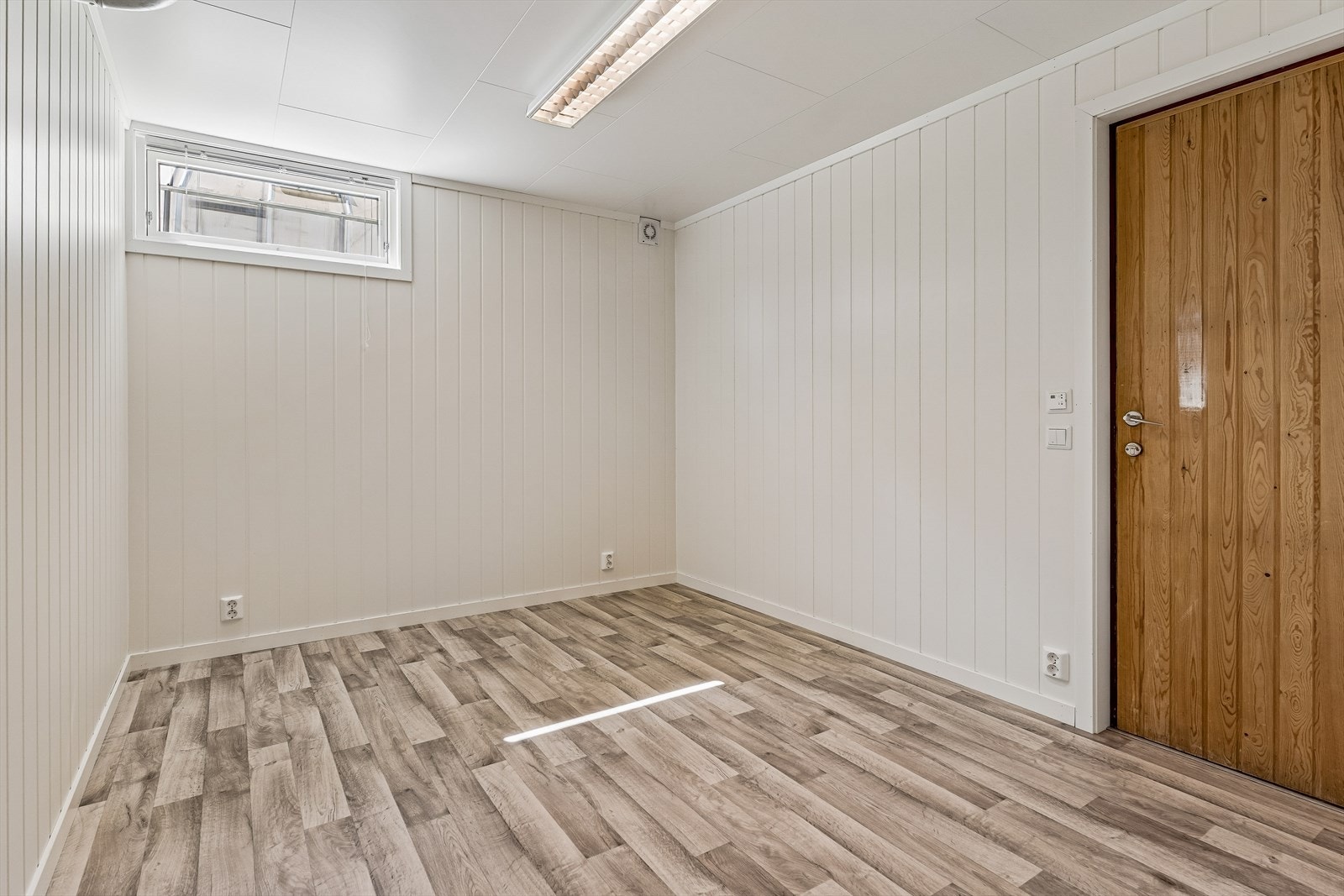 Dette rommet har utforede vegger og laminatgulv, klart for innredning. Galleribilde