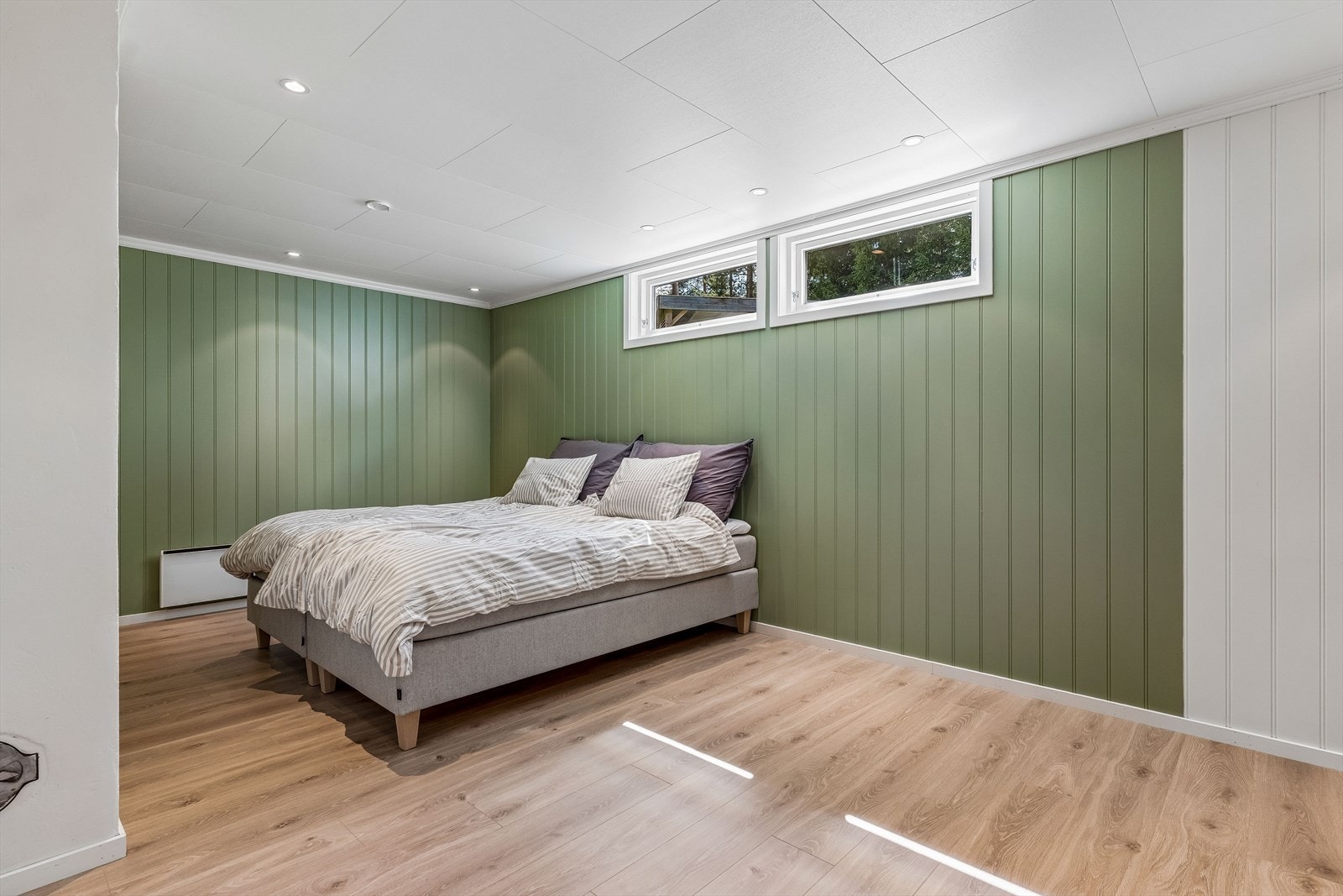 Disponibelt rom i kjelleren med laminatgulv og panelvegger. Rom er benyttet til soverom av selger, men er ikke godkjent pga for små vinduer for rømning. Galleribilde