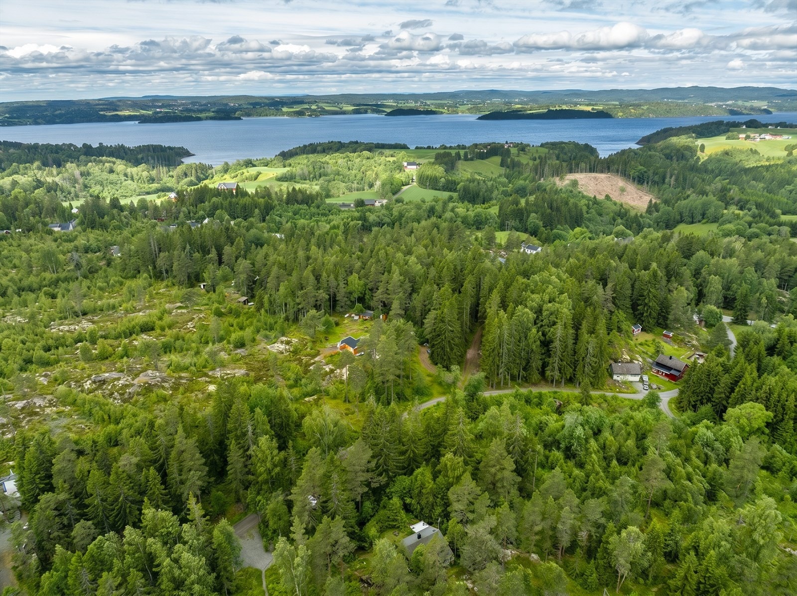 Eiendommen ligger i naturskjønne omgivelser med nærhet til skog og rekreasjonsområder. Galleribilde
