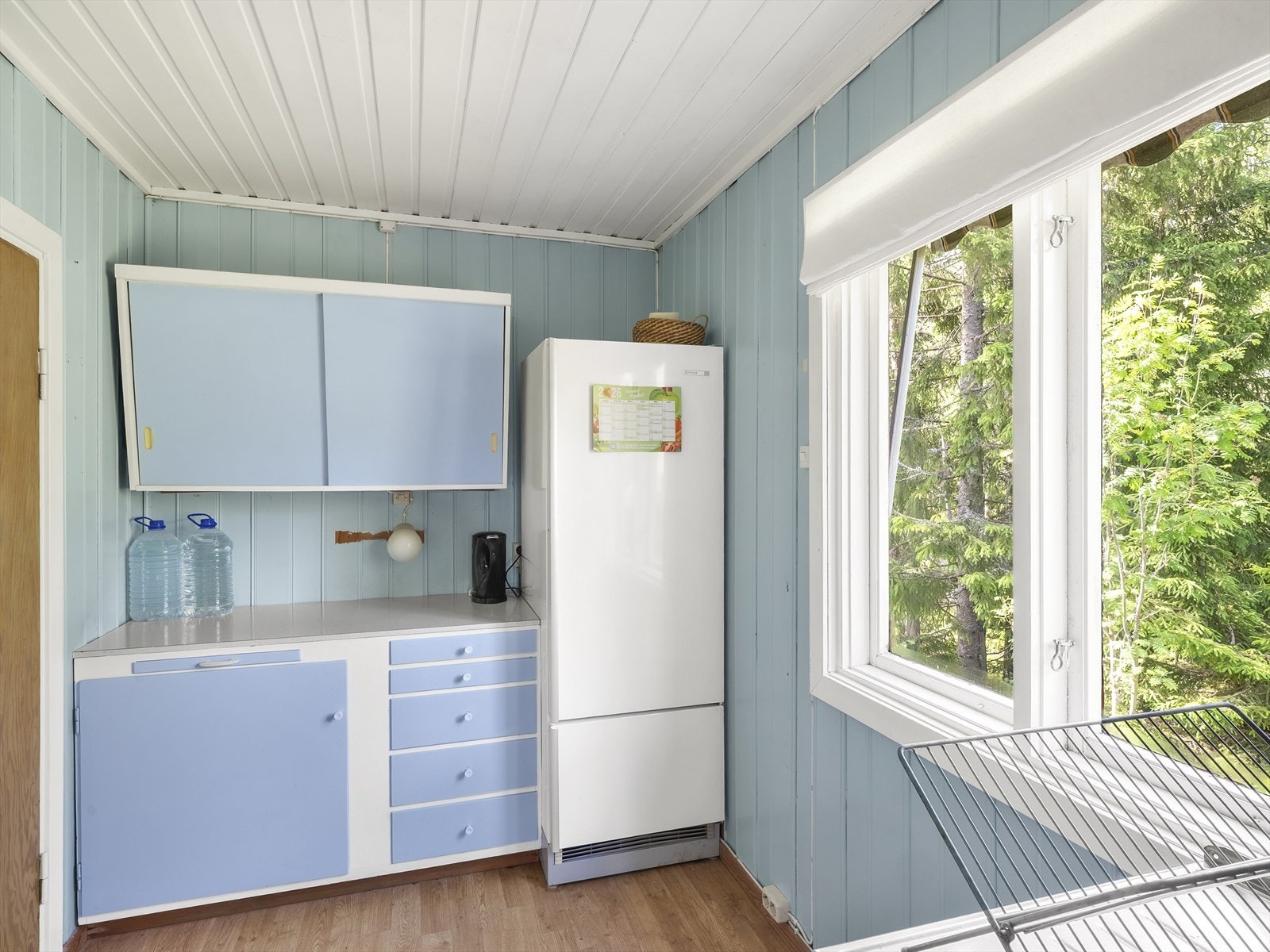 Rommet har panel på vegger og i tak, i tråd med resten av hytta. Galleribilde