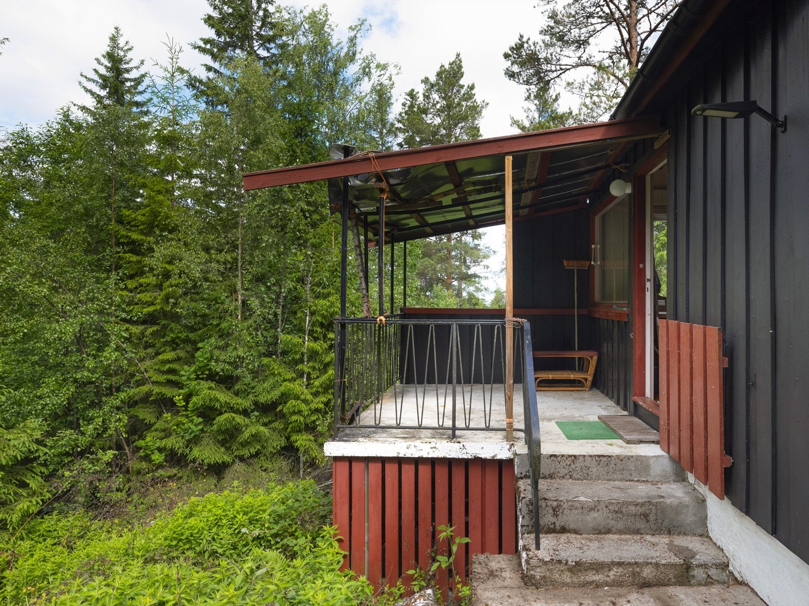 Inngangsparti med overbygd veranda. Galleribilde