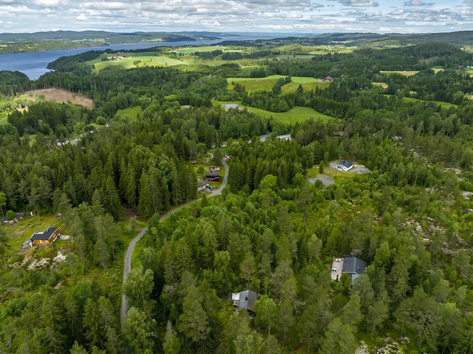 Fra området er det kort vei til rekreasjonsmuligheter som Sandstangen. Galleribilde