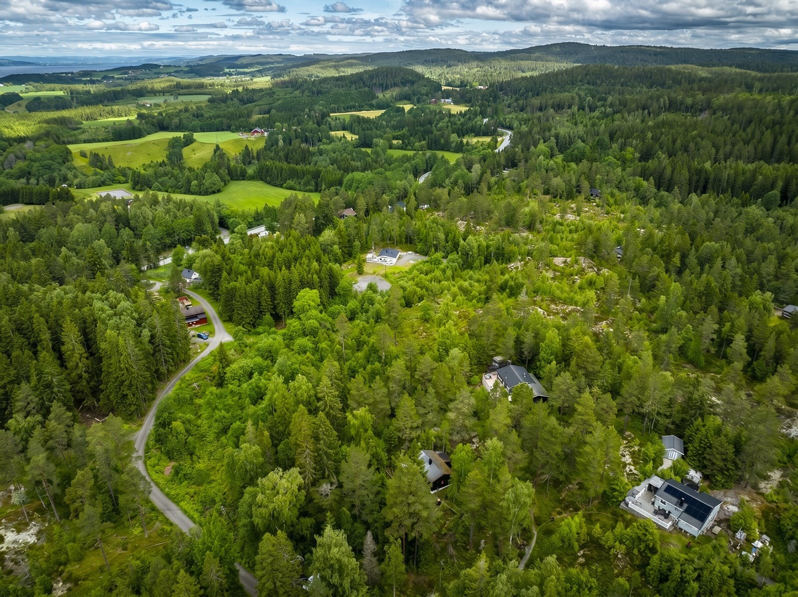 Eiendommen ligger i et etablert hytteområde i Indre Østfold. Galleribilde