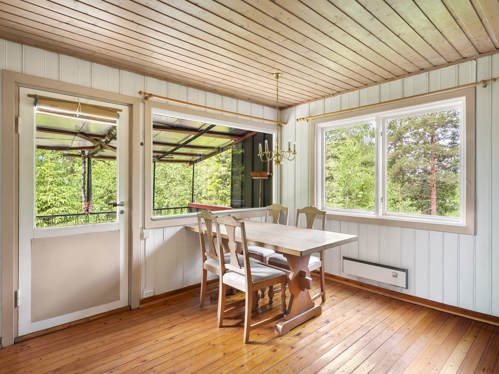 Vinduer med 2-lags glass fra 80-tallet slipper inn dagslys i stuen. Galleribilde