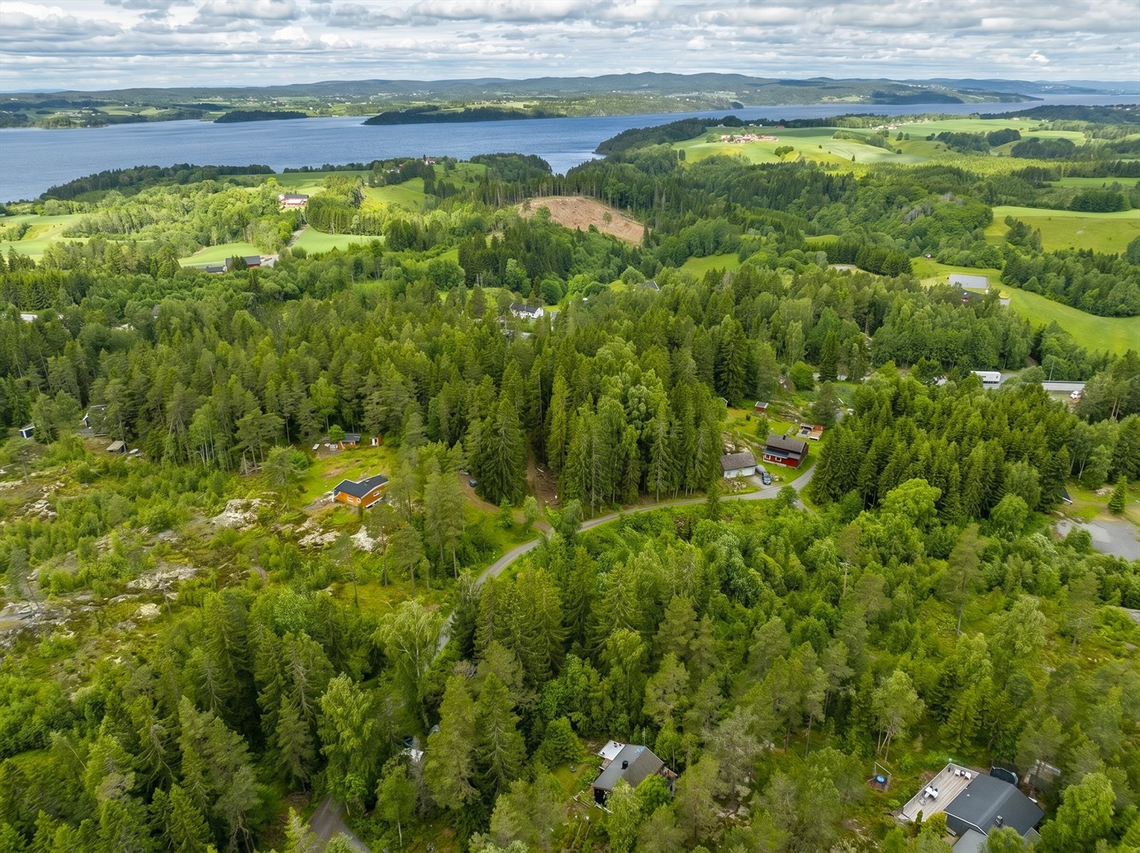 Nærmeste dagligvare, Bunnpris Båstad, ligger en kort kjøretur unna. Galleribilde