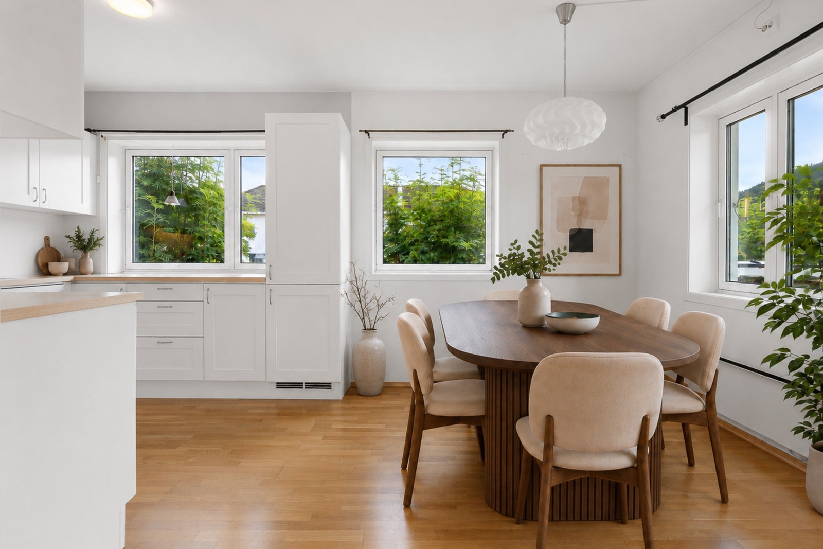 Her er det plass til å innrede med et spisebord, med plass til hele familien. (Digitalt møblert) Galleribilde