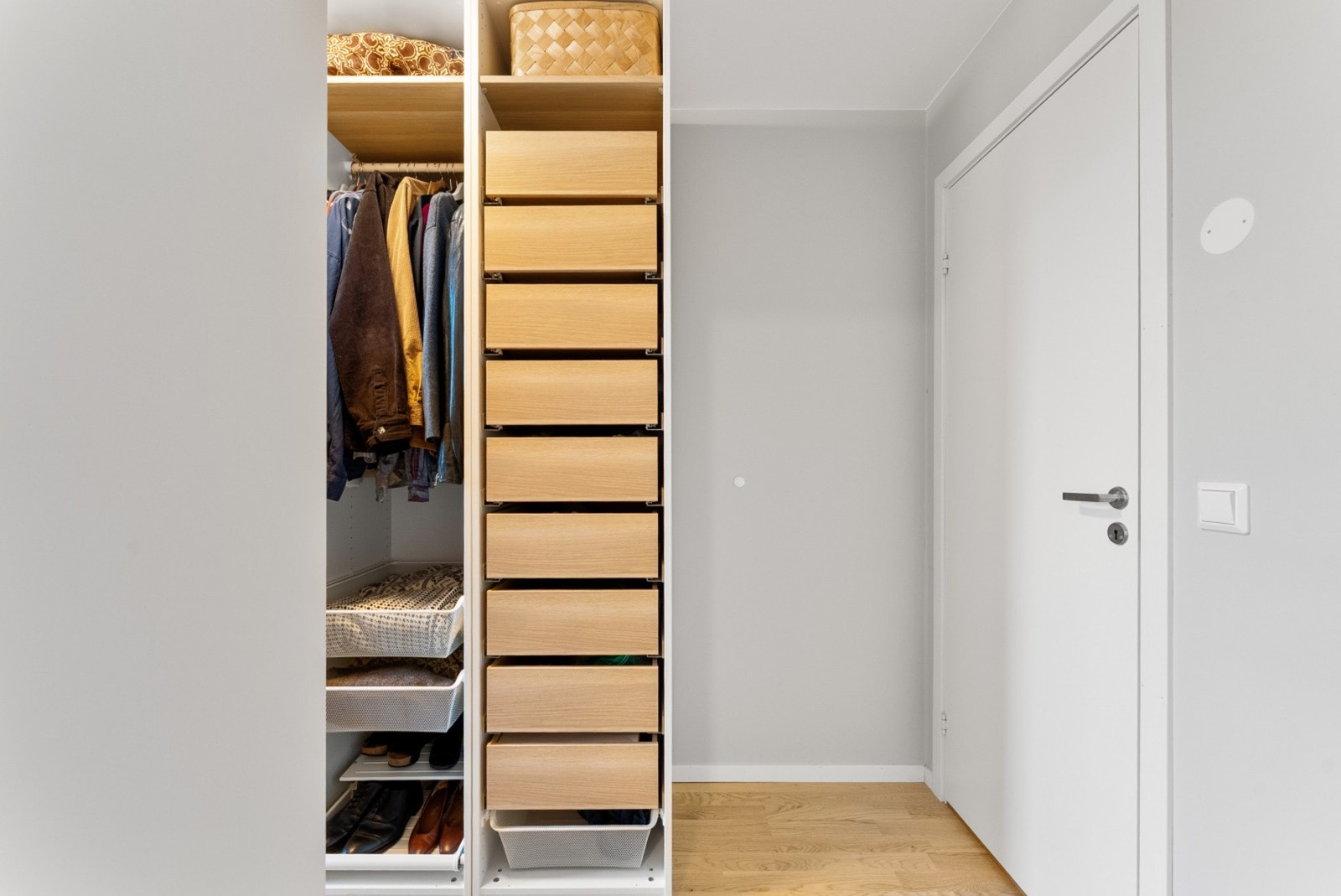 Praktisk garderobe med god plass til oppbevaring. Galleribilde