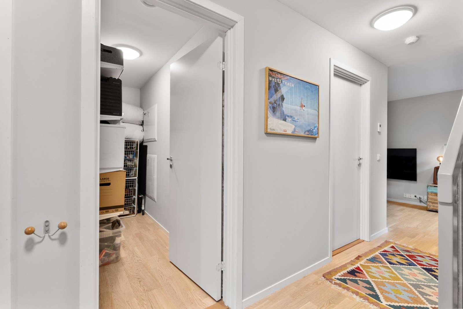 Gang i første etasje med tilgang til bod, soverom og bad. Galleribilde