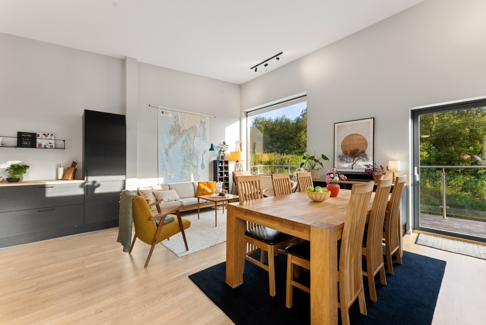 Spisestuen blir et naturlig samlingspunkt for familie og venner. Galleribilde