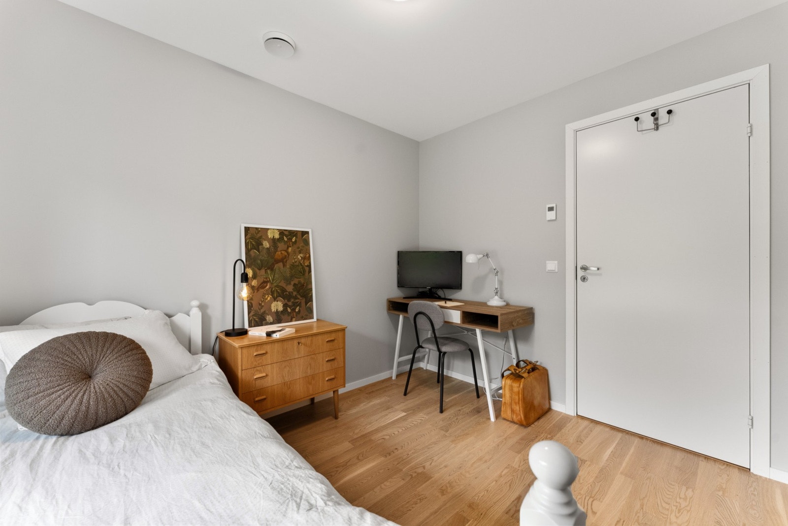 Her er det god plass til både seng og arbeidsplass. Galleribilde