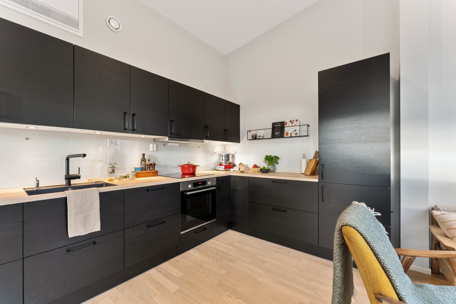 Moderne og stilren kjøkkeninnredning med mørke, glatte fronter. Galleribilde