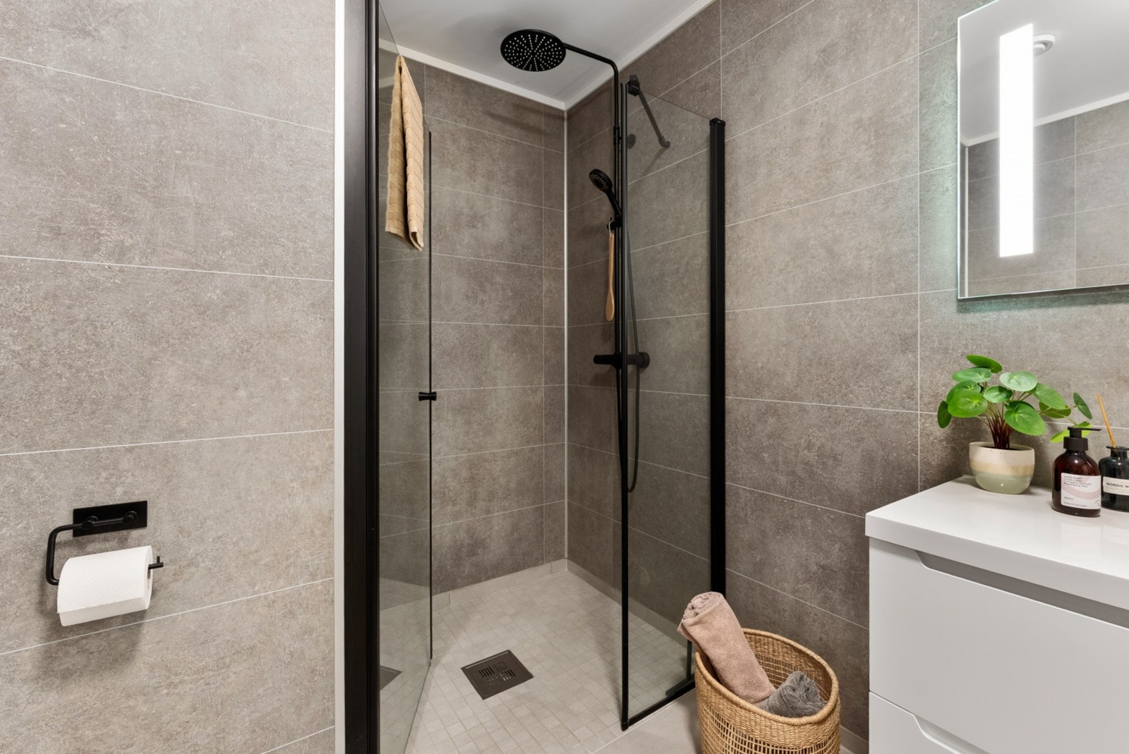 Moderne innredning og sorte detaljer gir et stilrent uttrykk. Galleribilde
