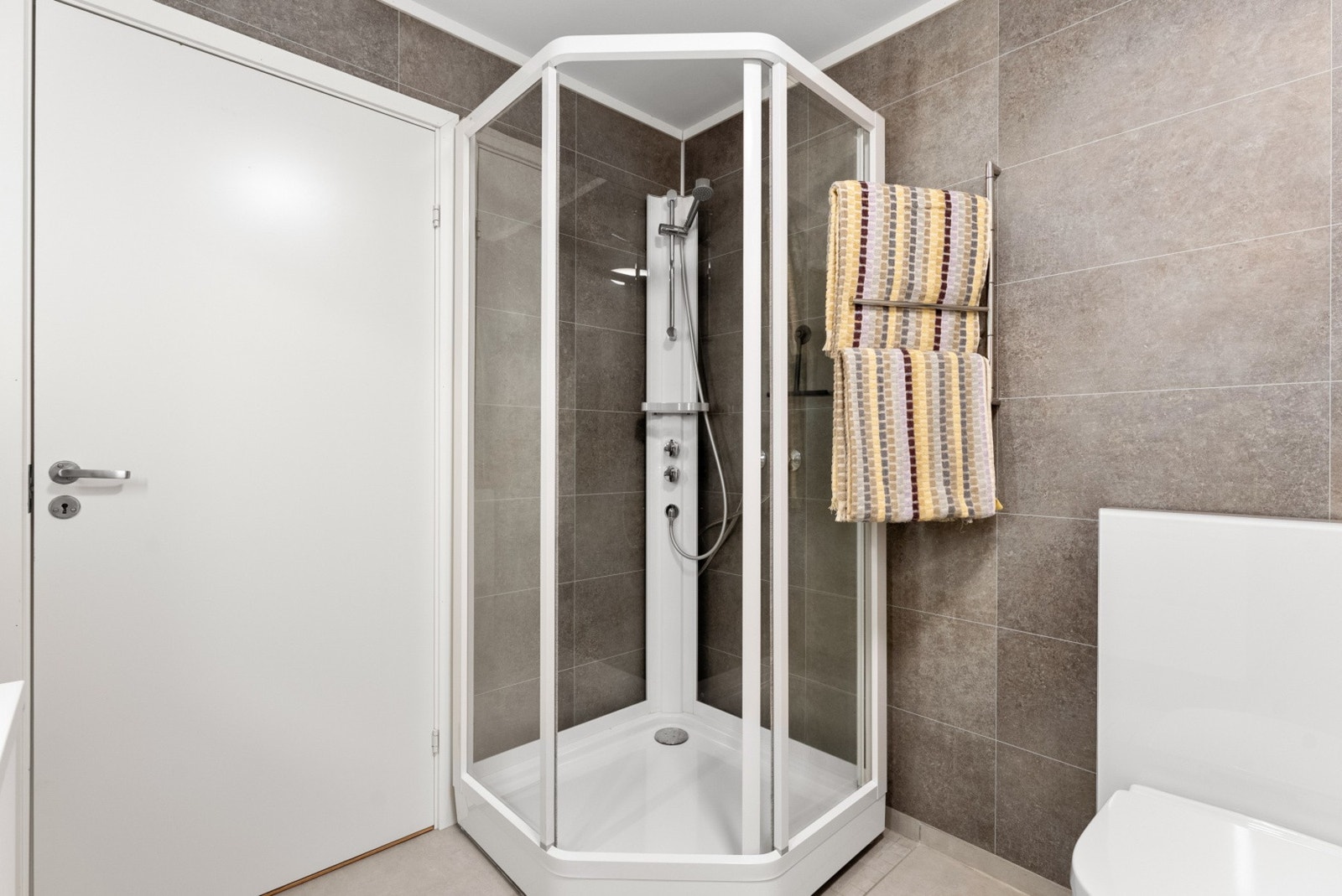 Badet er utstyrt med et romslig dusjkabinett. Galleribilde