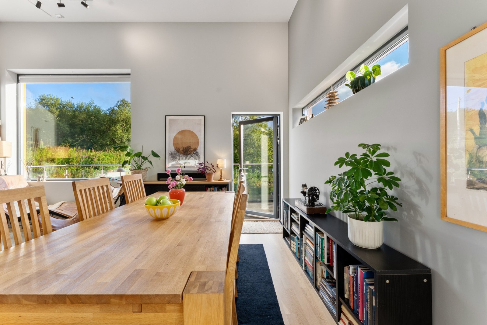 Fra spisestuen er det utgang til balkongen. Galleribilde