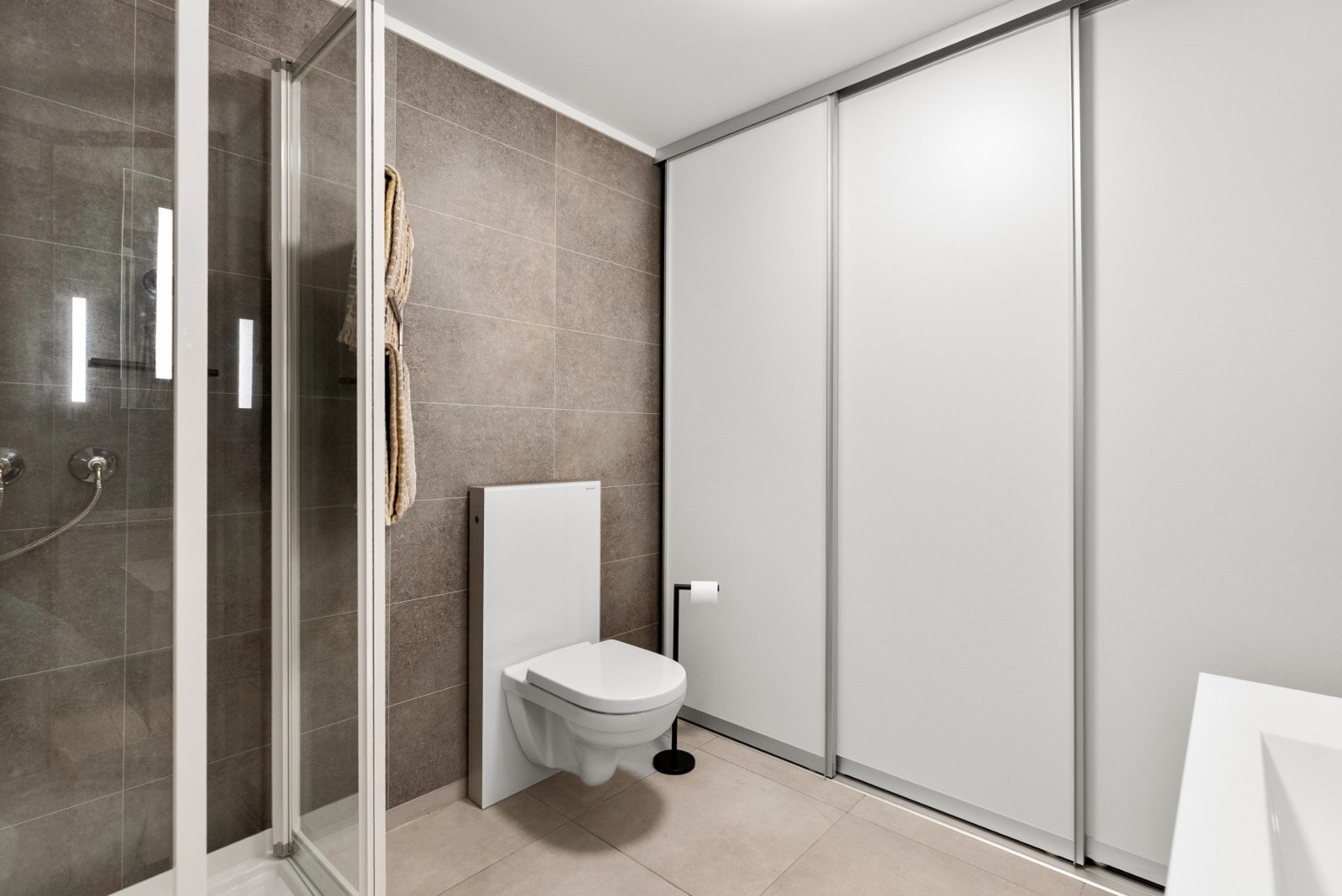Badet har også god skapplass bak skyvedørene. Galleribilde