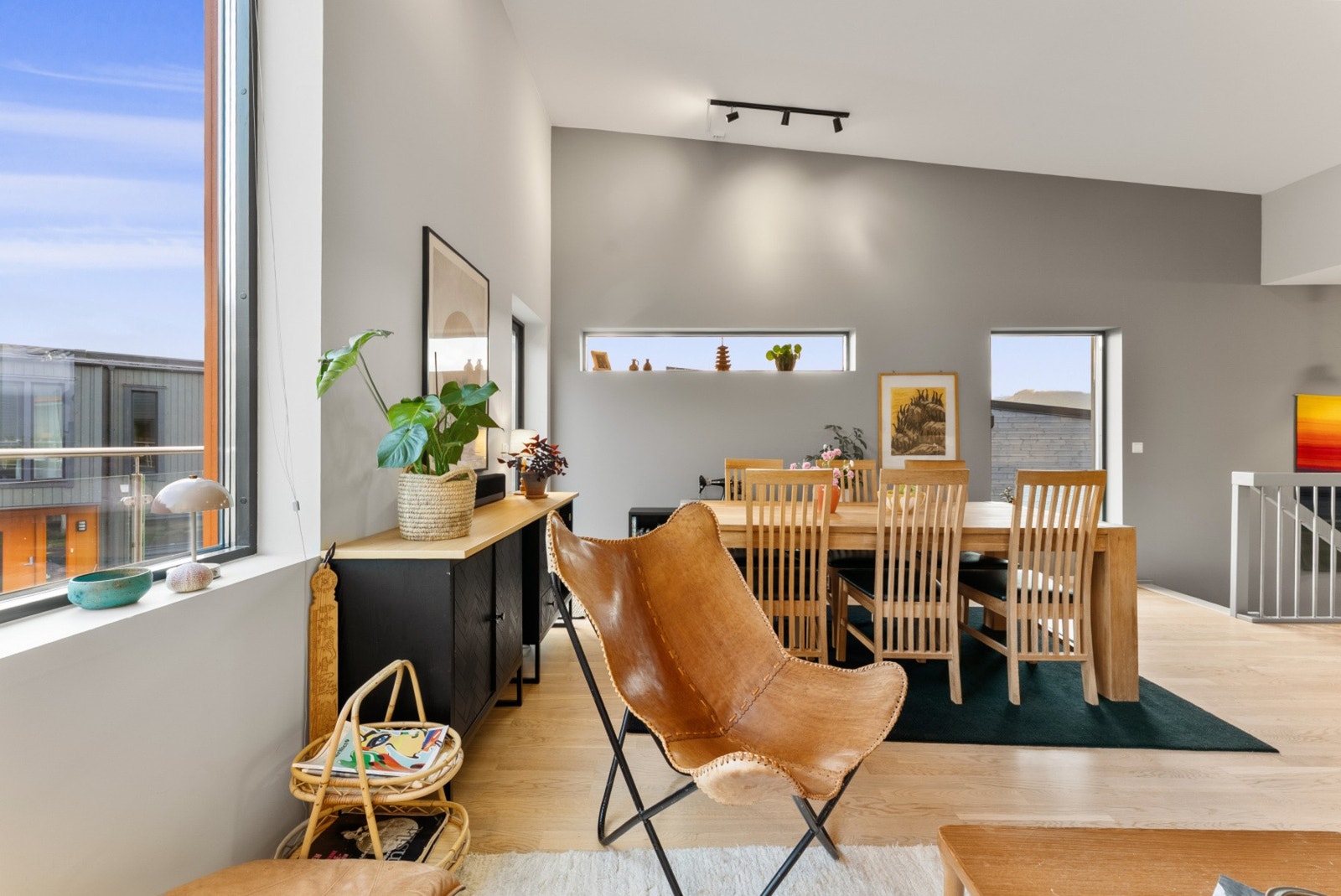 Her er det god plass til både sofagruppe og spisebord. Galleribilde
