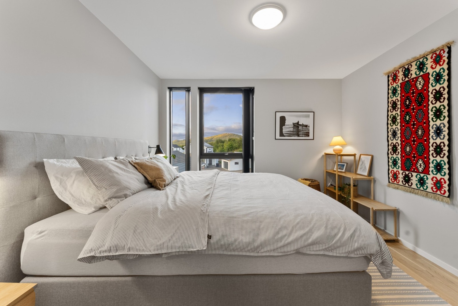 Romslig hovedsoverom med god plass til dobbeltseng. Galleribilde