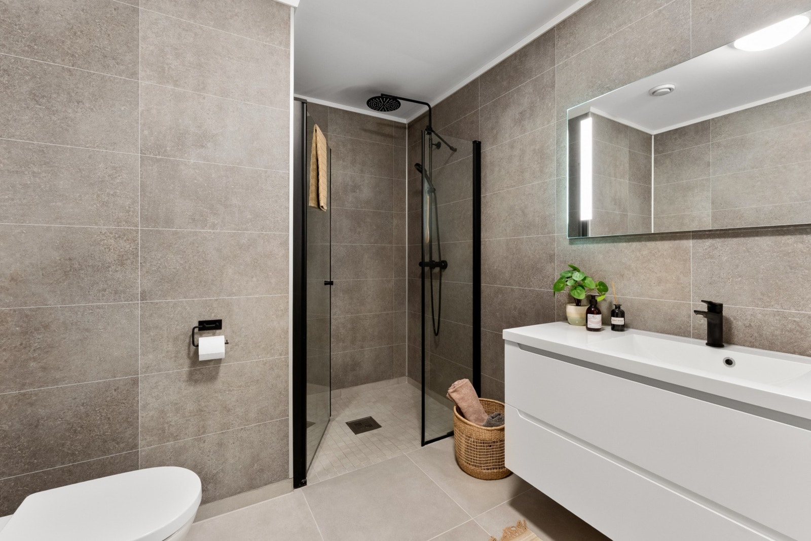 Badet har en romslig dusjnisje med regnfallsdusj. Galleribilde