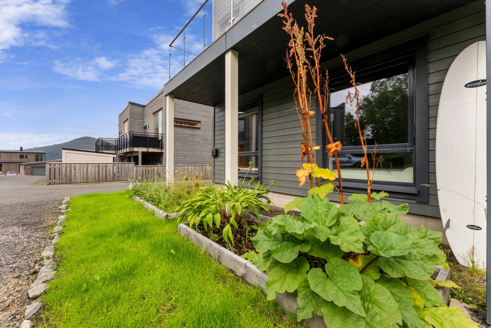 Uteområdet har en relativt flat tomt som er enkel å utnytte. Galleribilde